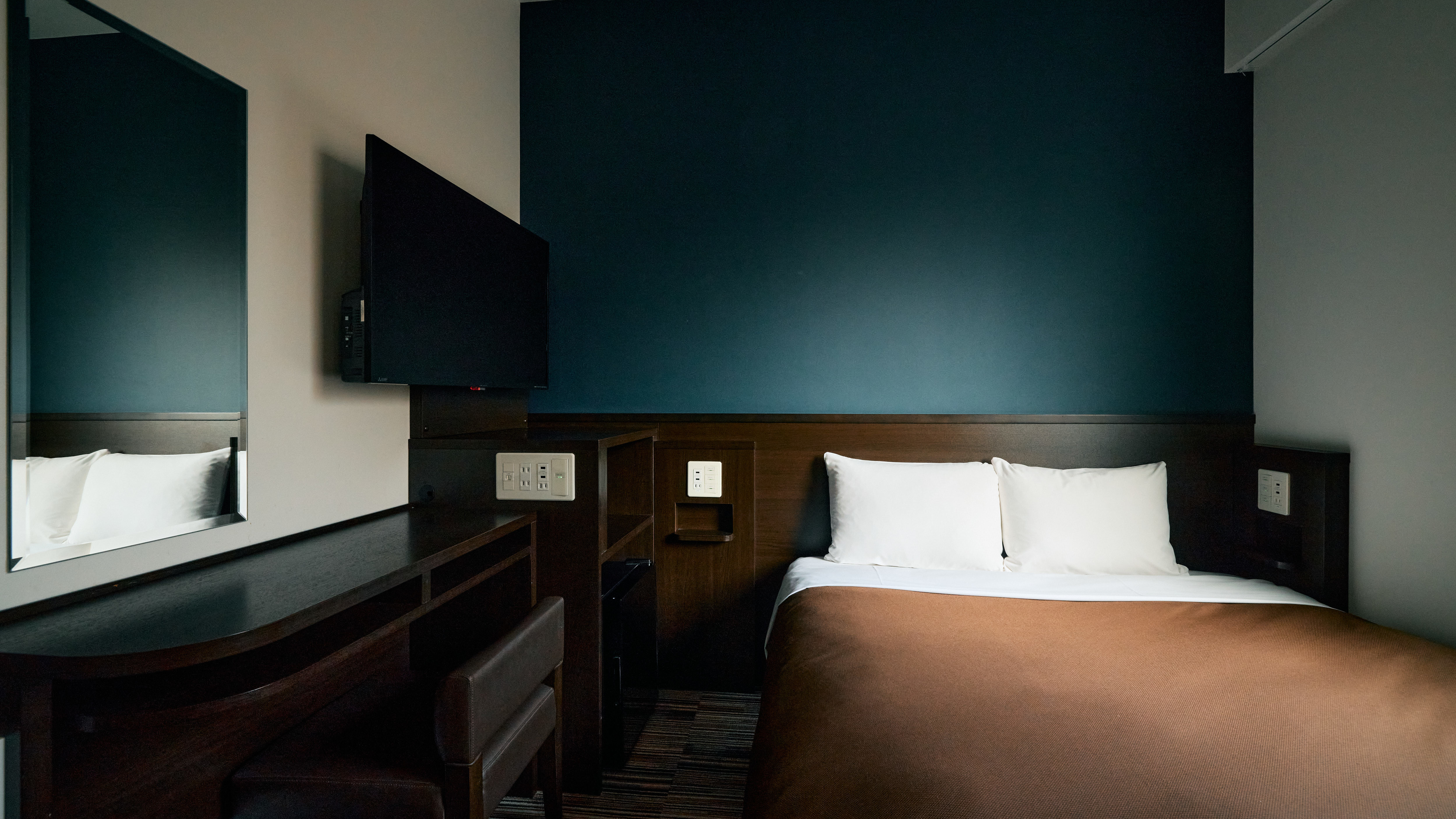 【ダブルルーム】140ｃｍ幅の寝心地抜群シモンズベッド　お部屋の広さは12㎡