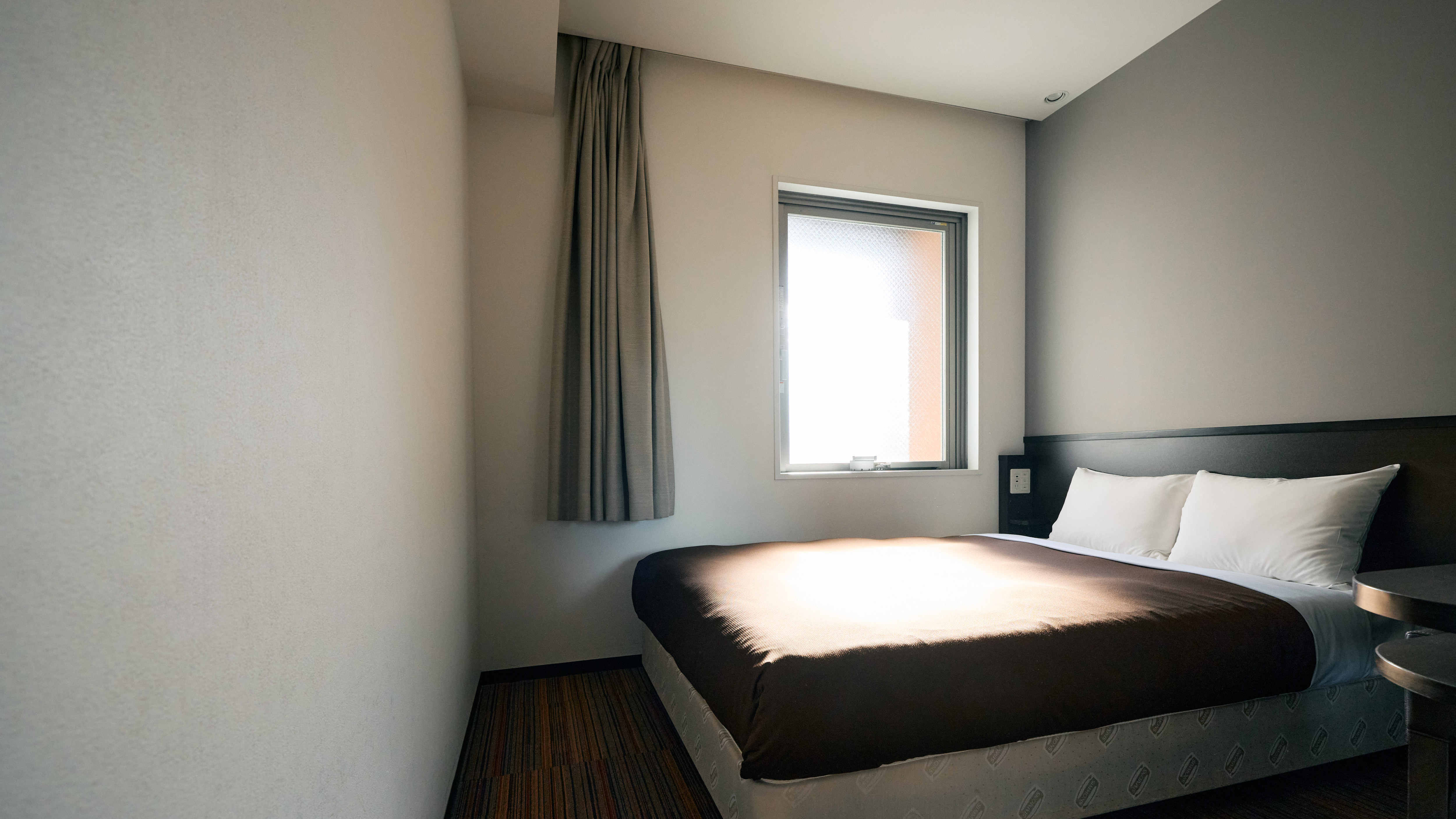 【ダブルルーム】140ｃｍ幅の寝心地抜群シモンズベッド　お部屋の広さは12㎡