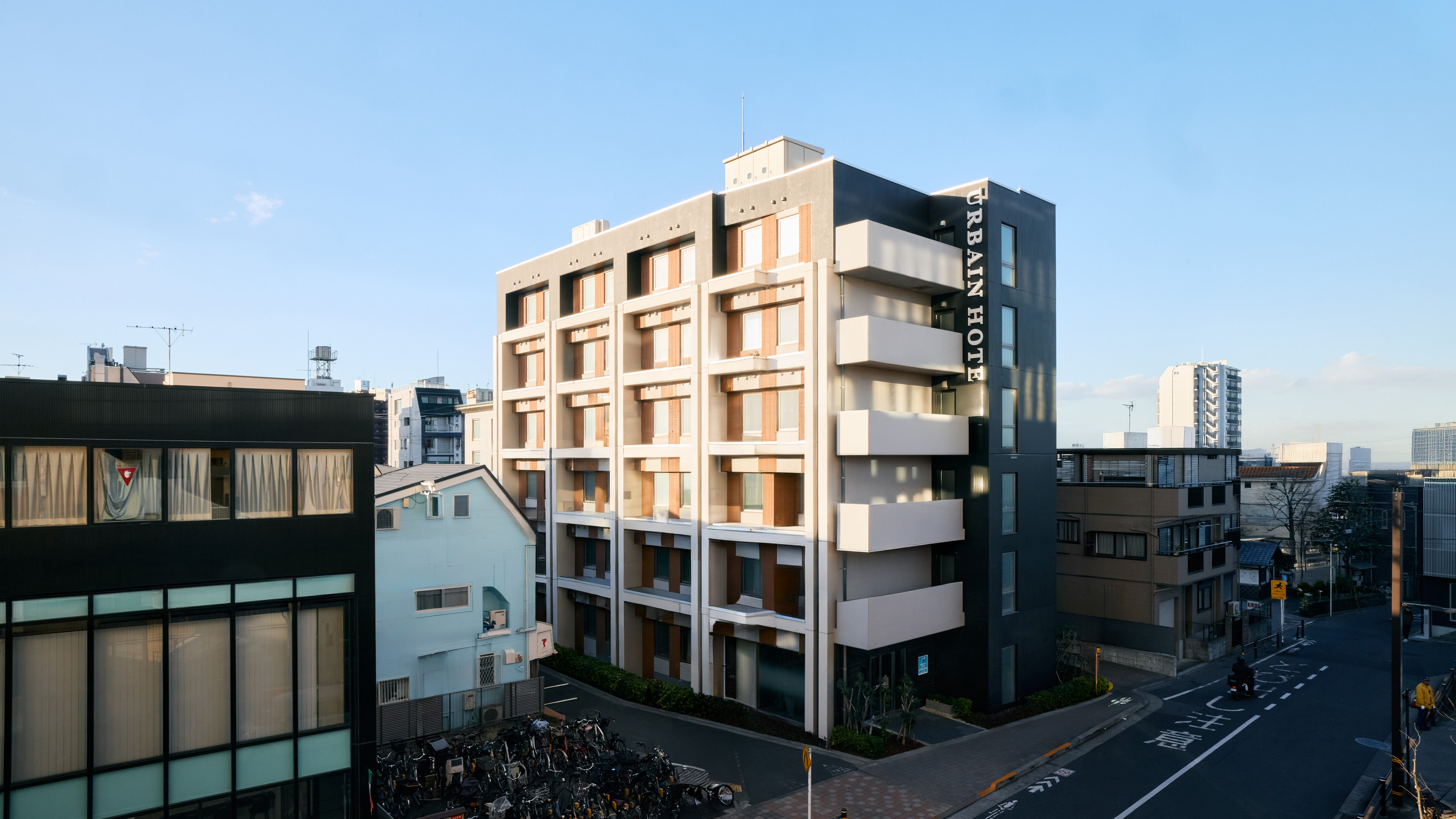 【ホテル外観】6階建てのホテルです。　北千住駅西口より徒歩3分