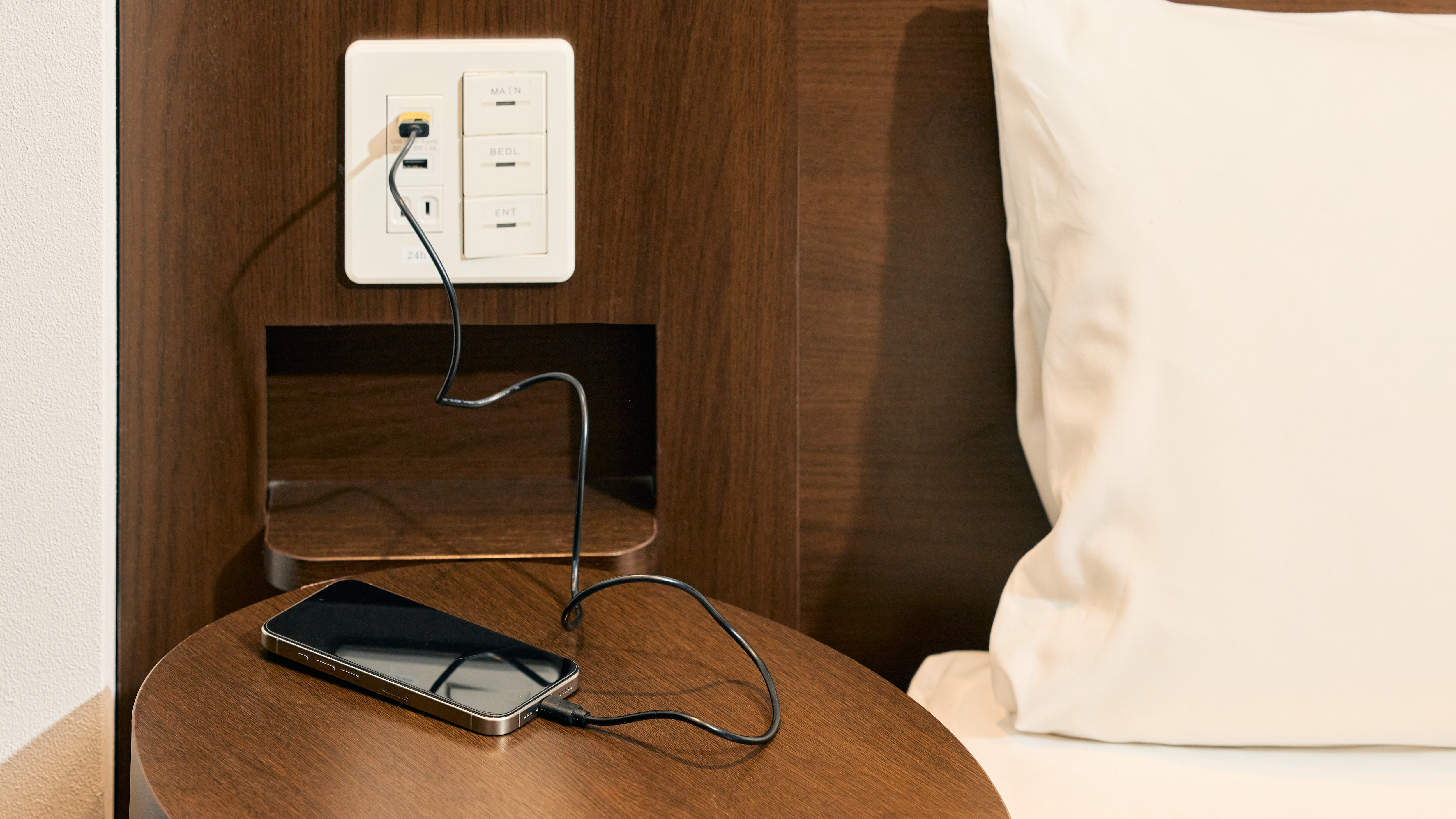 【枕元コンセント】充電はコンセント1口とUSBが2口