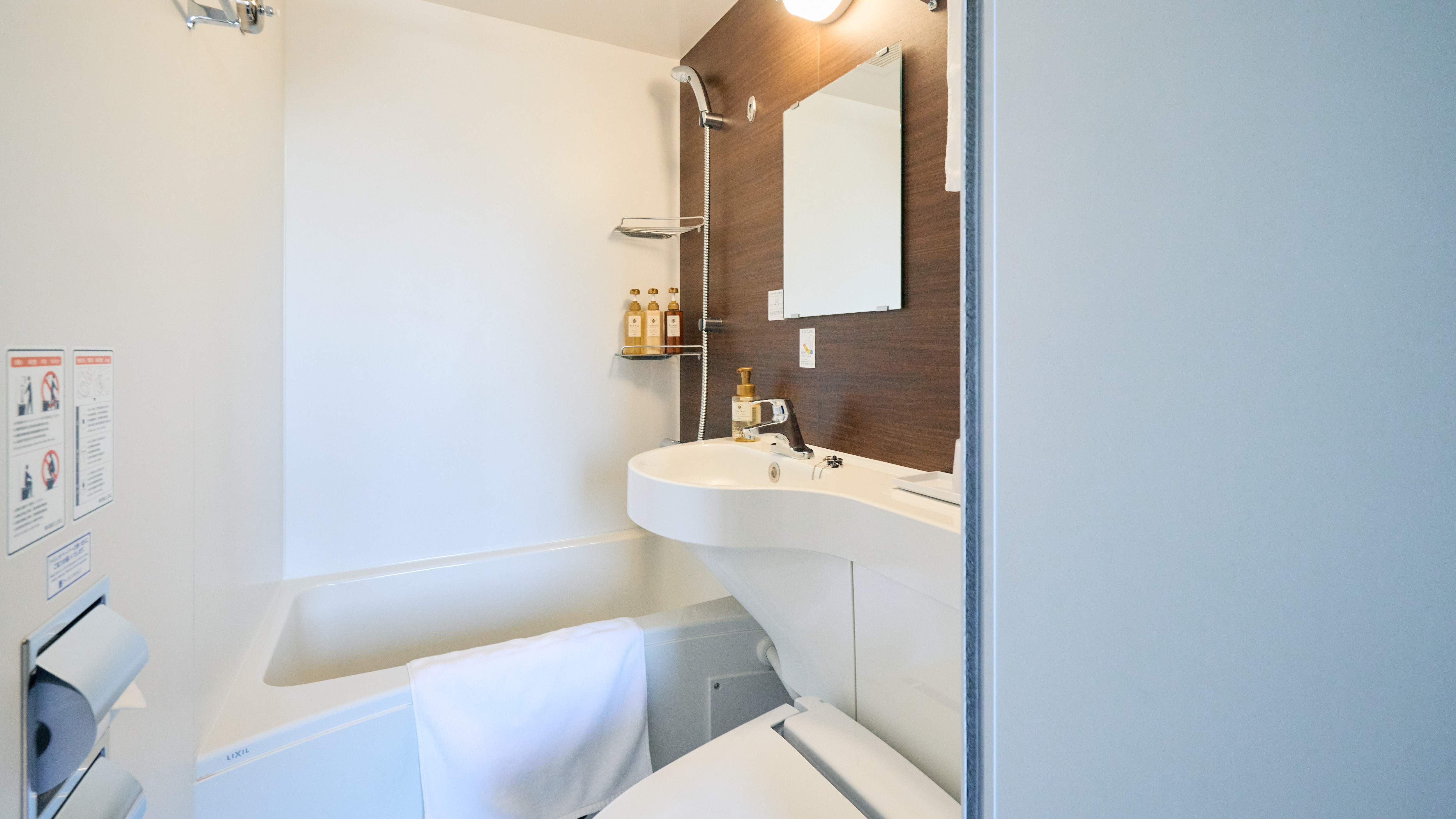 【バスルーム】コンパクトですが使い勝手の良いユニットバスです　シャワーヘッドは水量抜群！