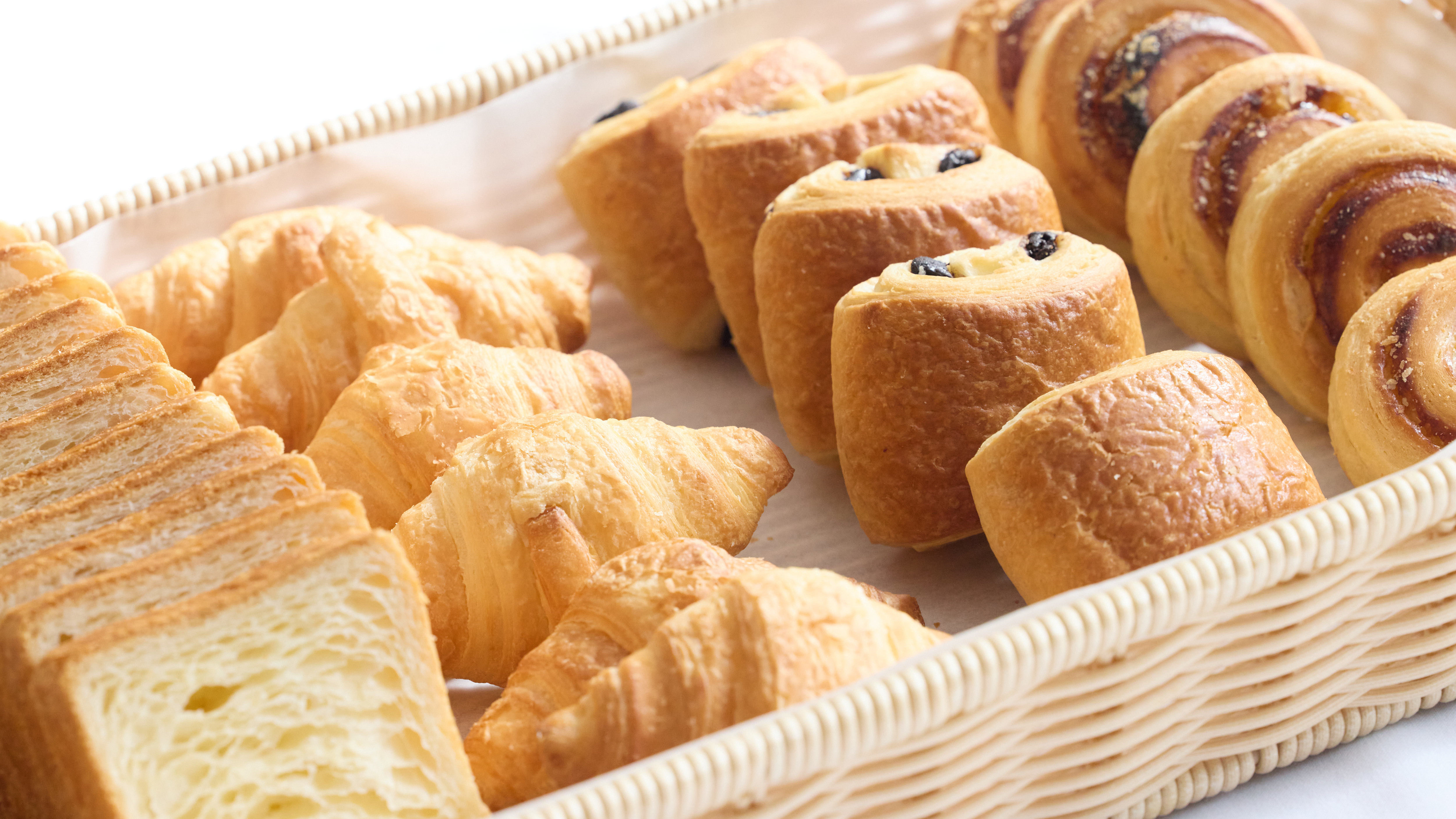 【1,000円朝食バイキング】 パンメニュー一例　クロワッサンなど定番から甘いパン等数種類並びます