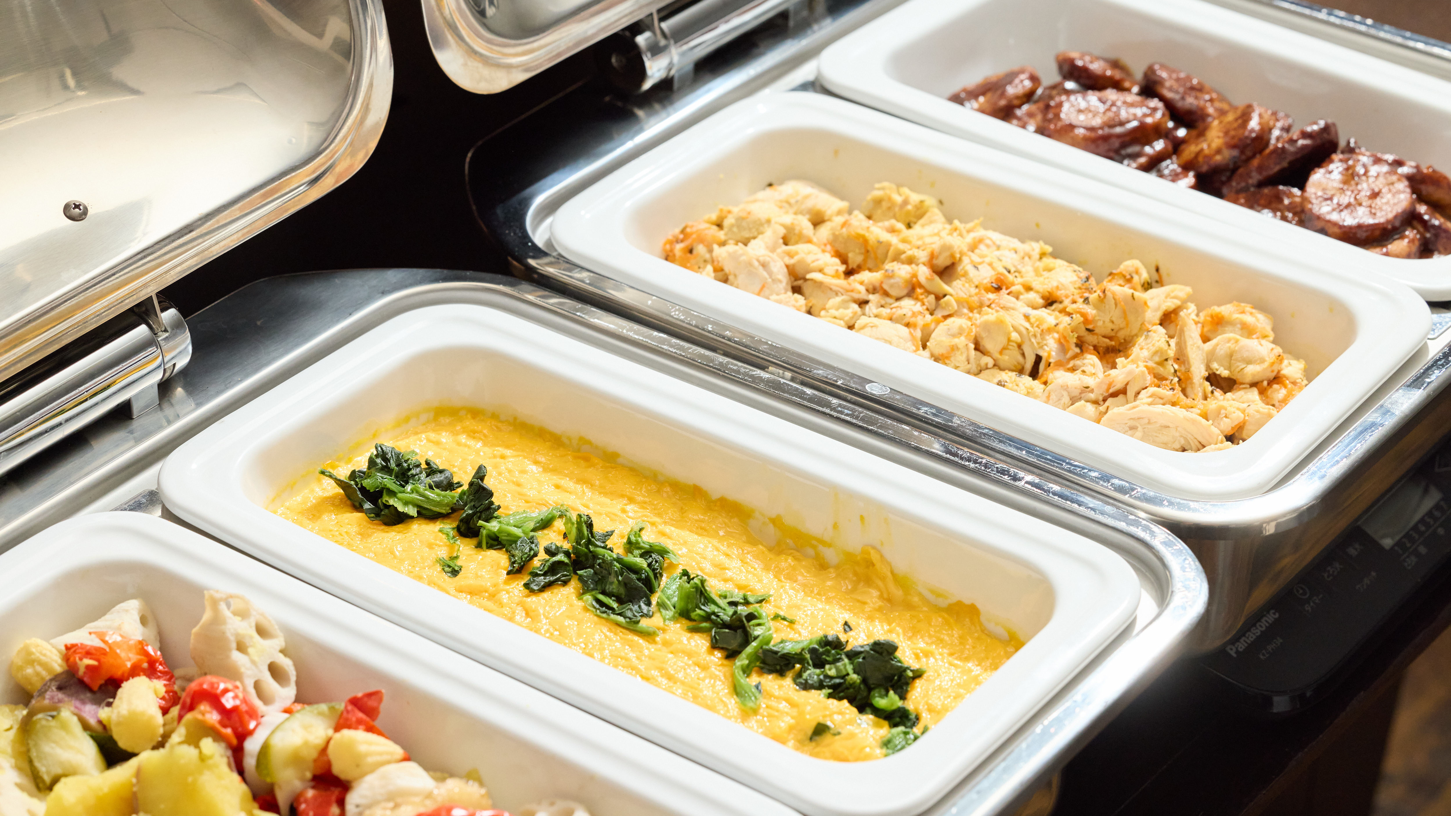 【1,000円朝食バイキング】 洋食一例　温かいメニューが通常4種類並びます