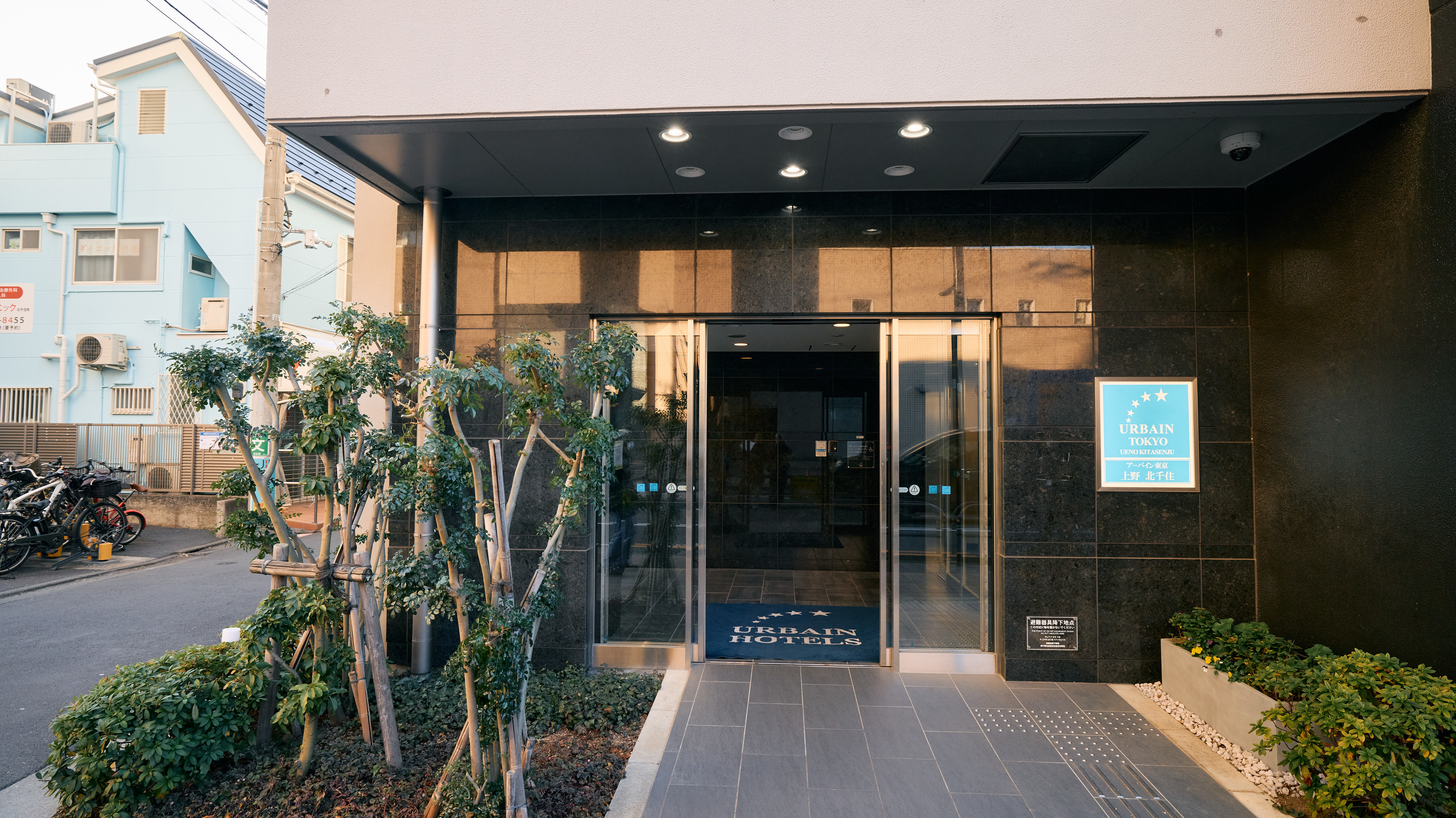 【ホテル外観】6階建てのホテルです。　北千住駅西口より徒歩3分