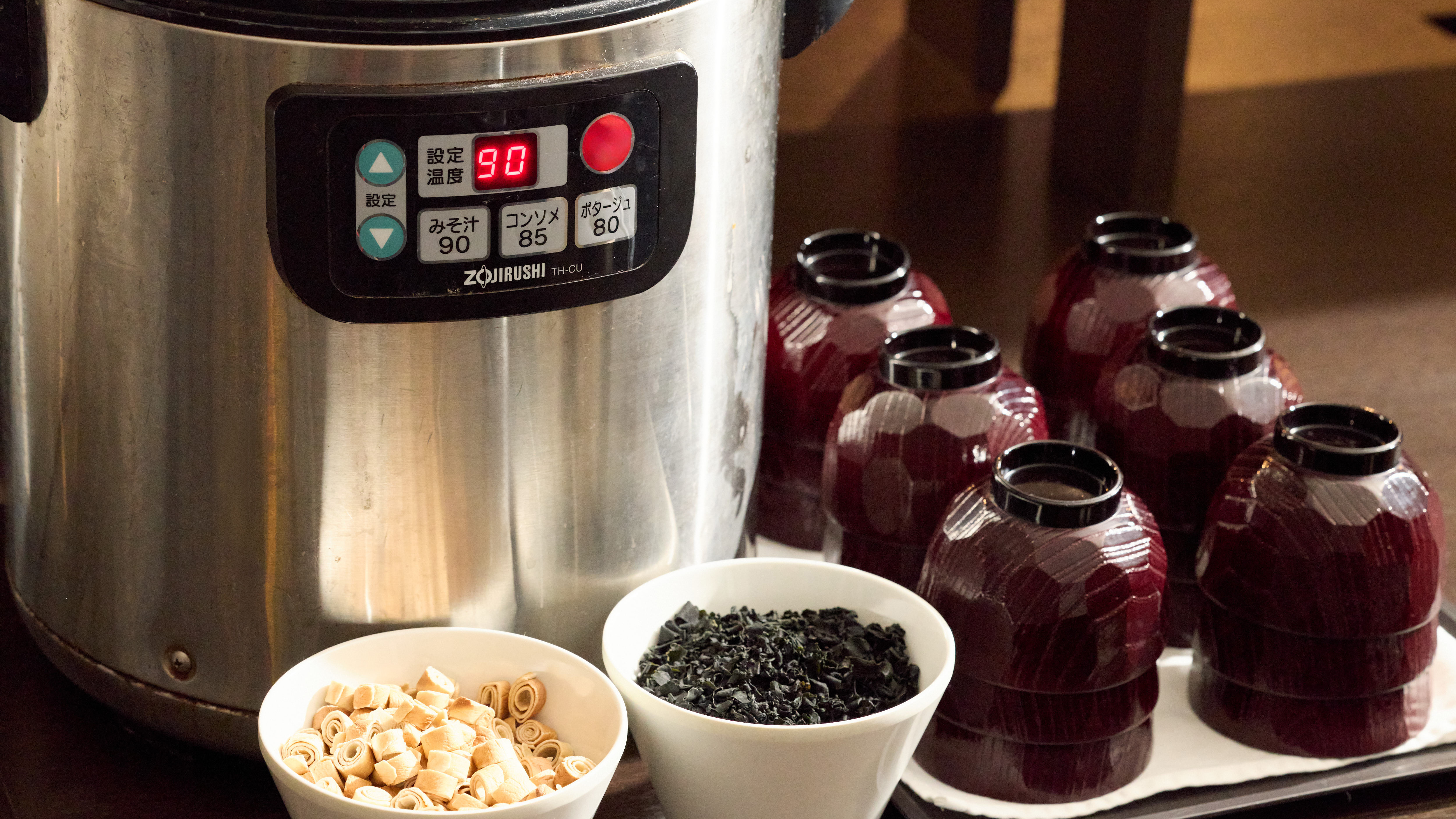 【1,000円朝食バイキング】 温かいお味噌汁もございます