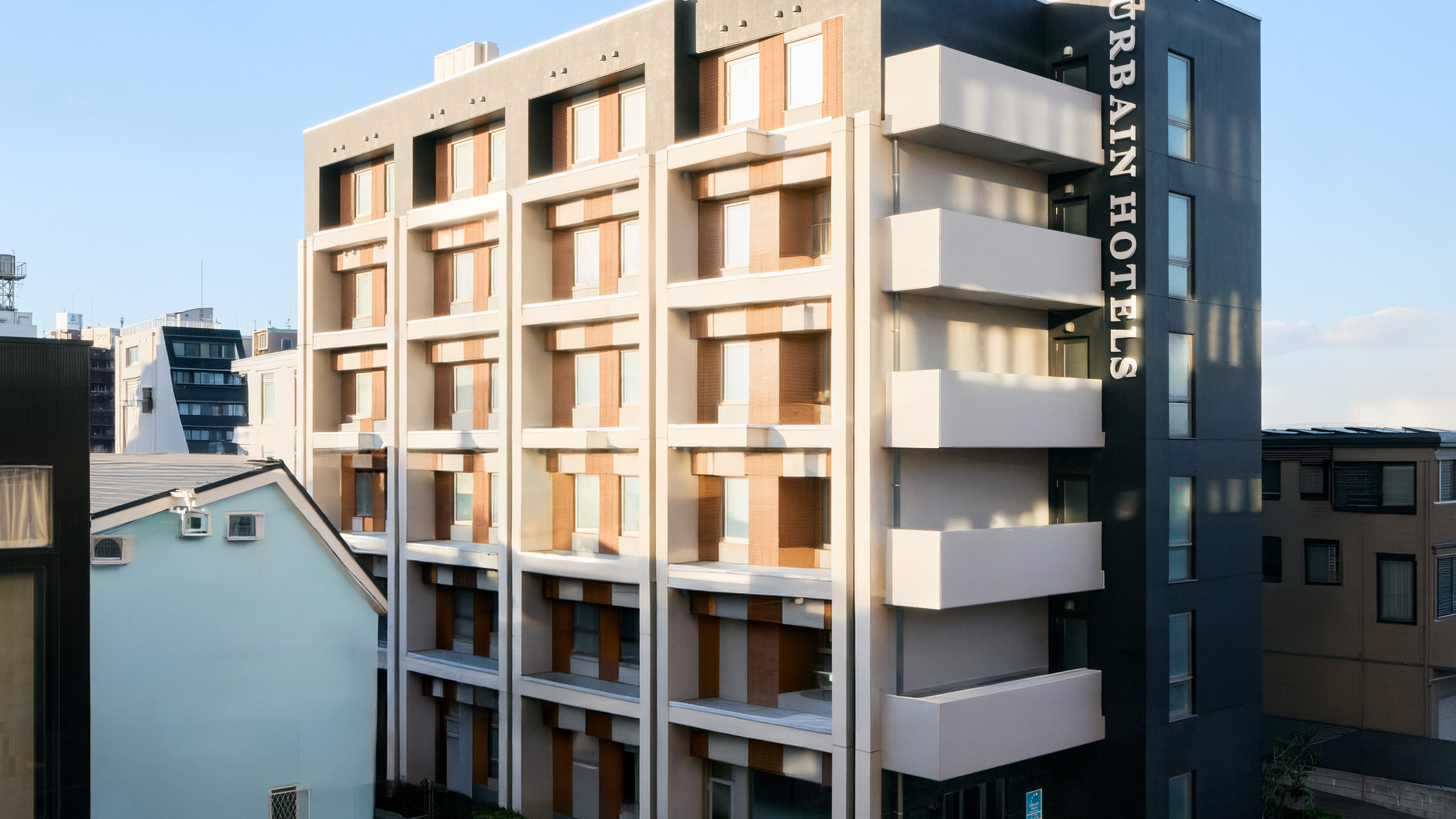 【ホテル外観】6階建てのホテルです。　北千住駅西口より徒歩3分