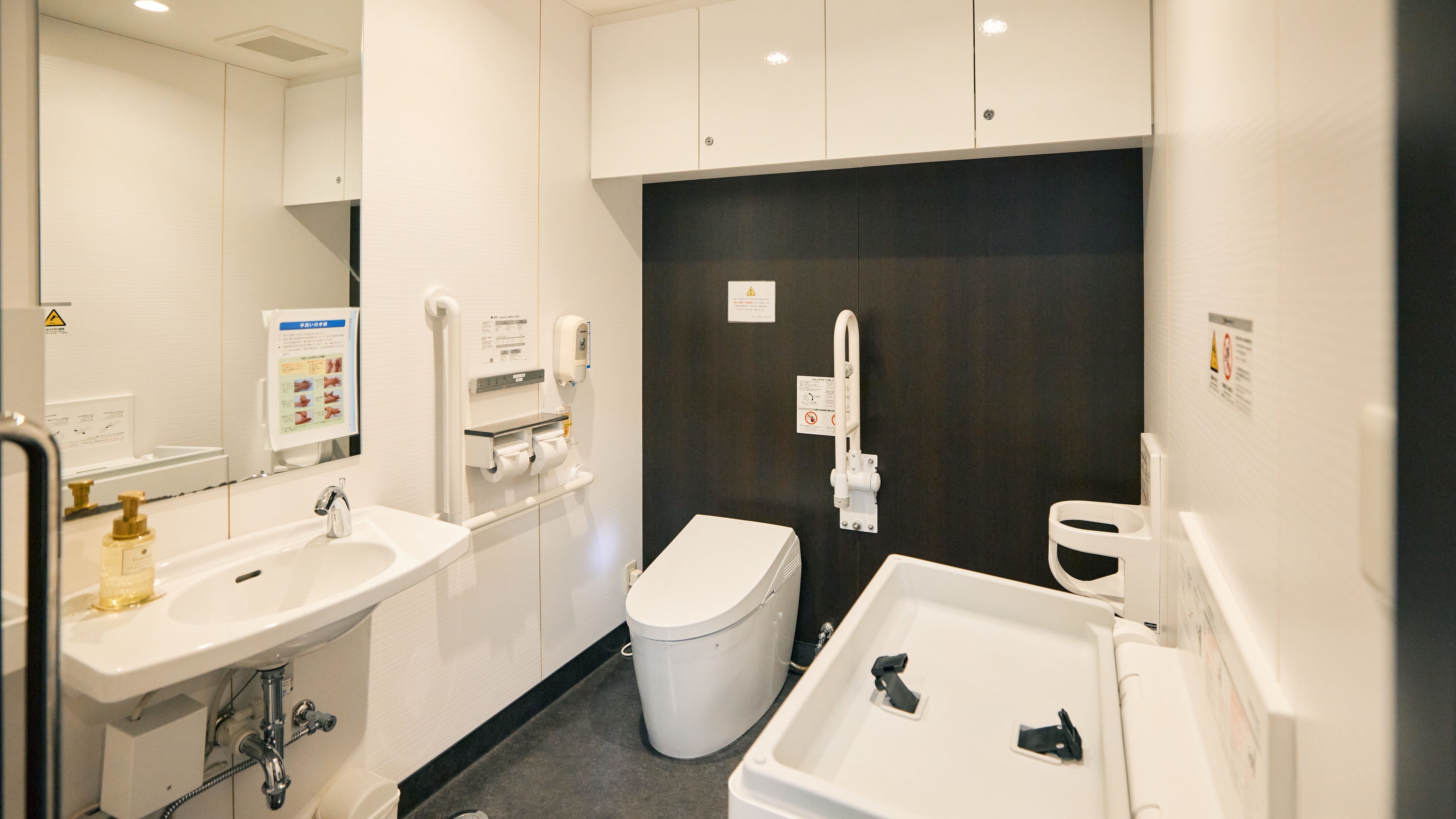 【ユニバーサルトイレ】　手すり付き、おむつ交換可能なトイレです。