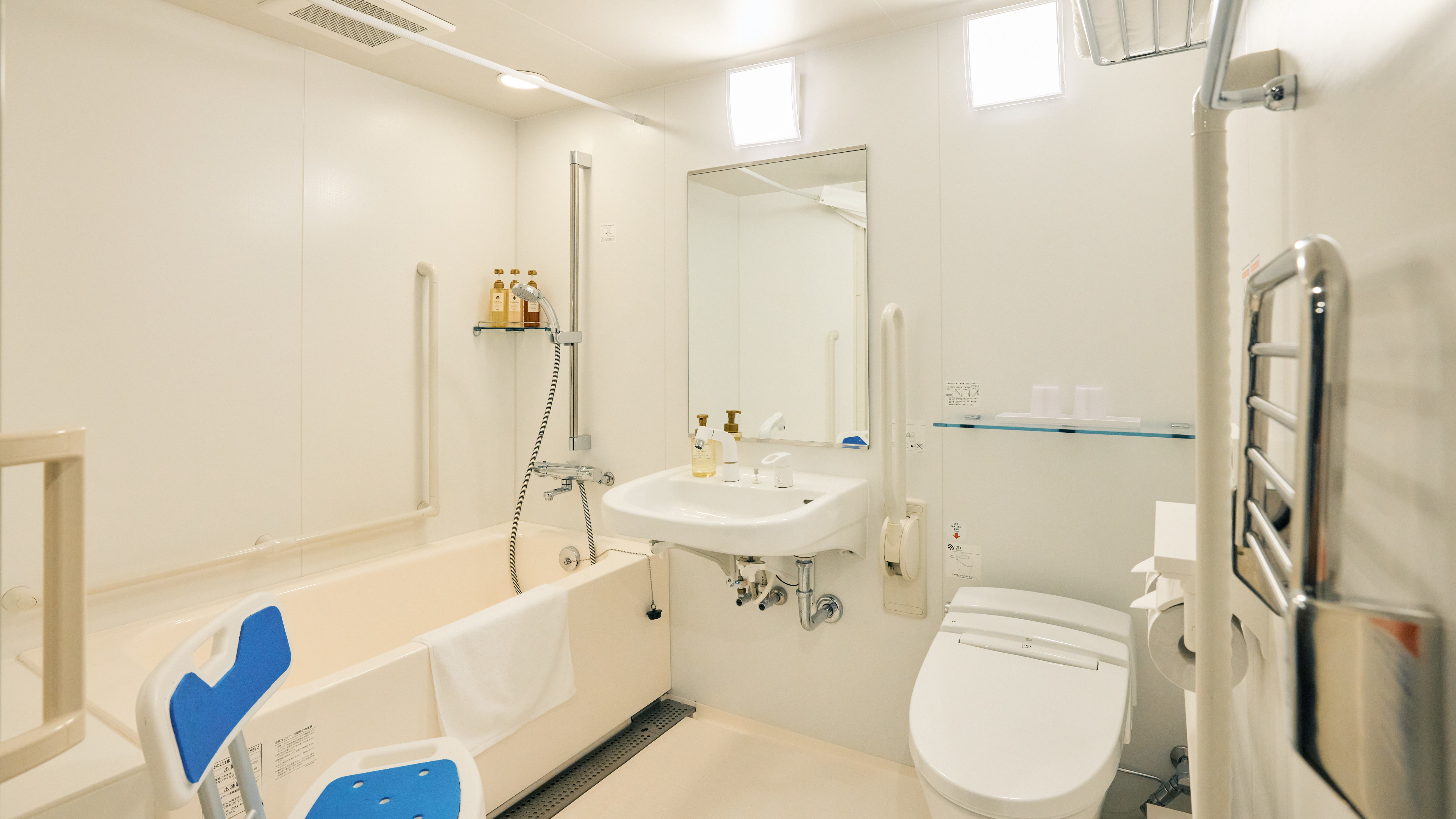 【ユニバーサルツインルーム】椅子や広々浴槽でバリアフリーに対応した浴室です
