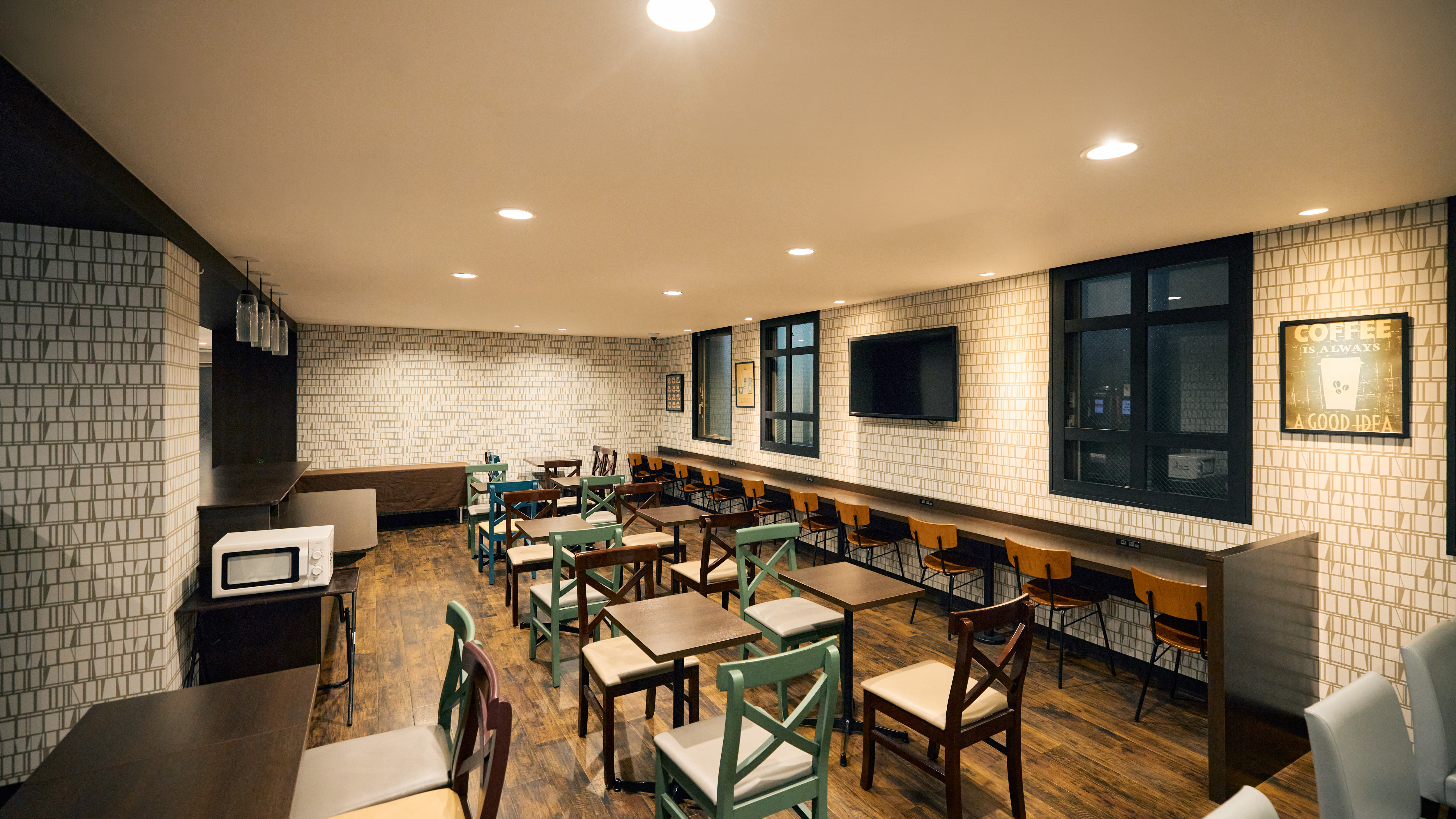 【ゲストラウンジ】ドリンクバーのご利用やデスク作業にも！　宿泊者以外の方も2時間300円でご利用可！