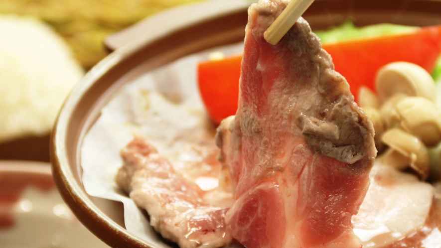 【夕食】豚肉陶板焼きがメインの夕食一例。