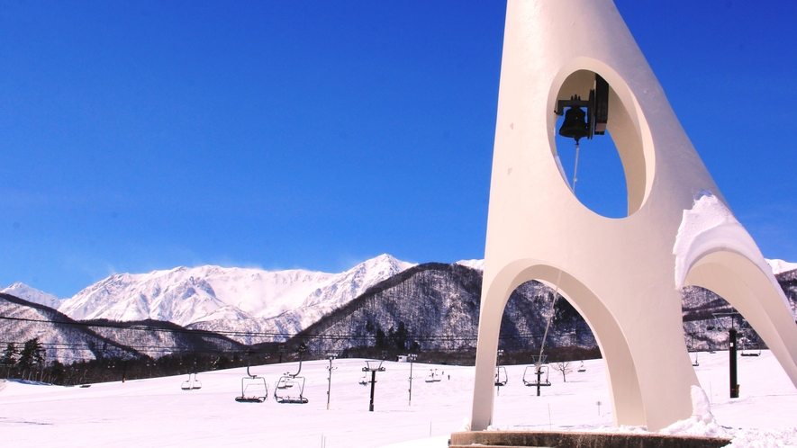 栂池高原スキー場。栂池高原スキー場のメインバーン、鐘の鳴る丘ゲレンデ。