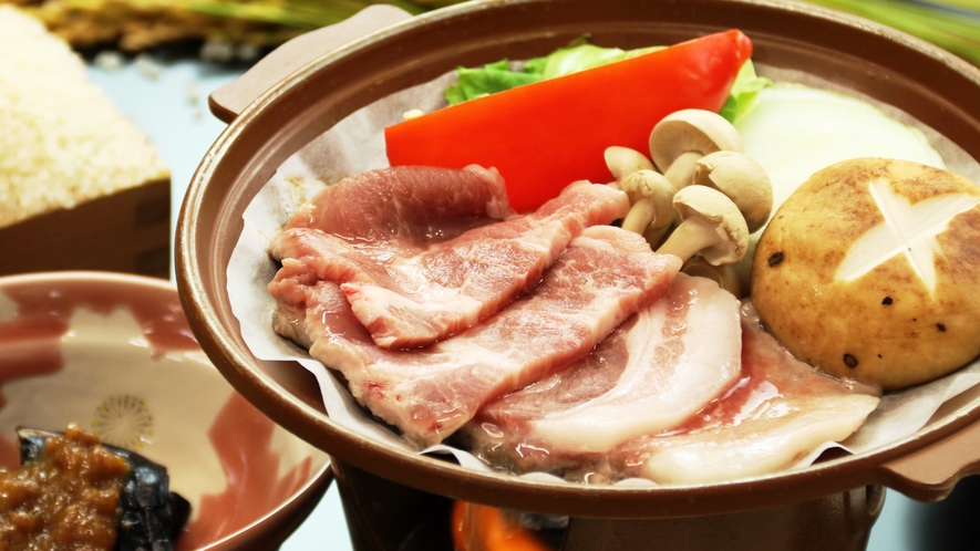 【夕食】豚肉陶板焼きがメインの夕食一例。
