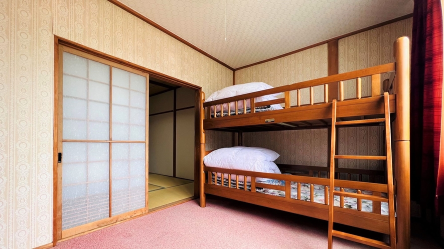 【客室】8畳＋二段ベッドの二間部屋。グループでわいわい！