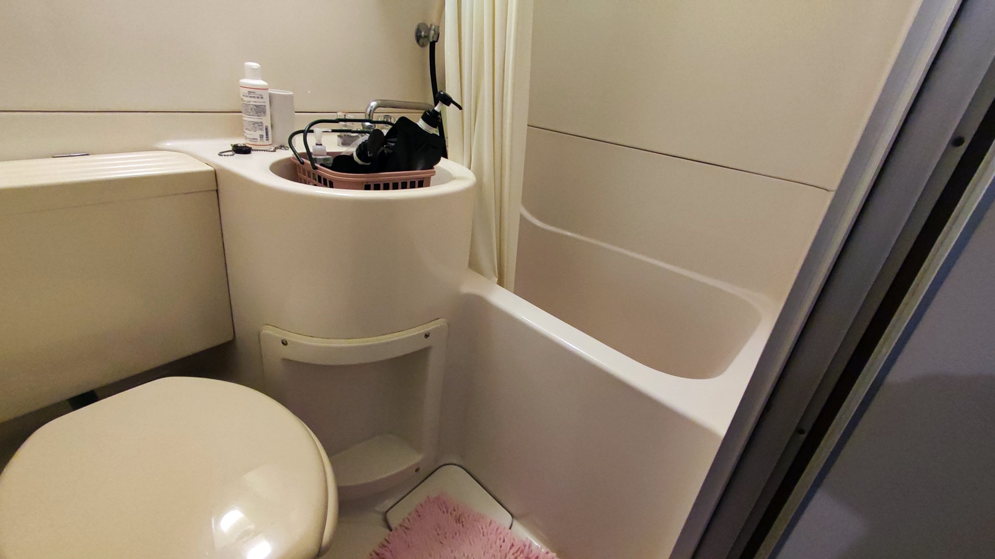 *［洋室ツインBT付／ユニットバス一例］唯一お風呂を完備した客室です