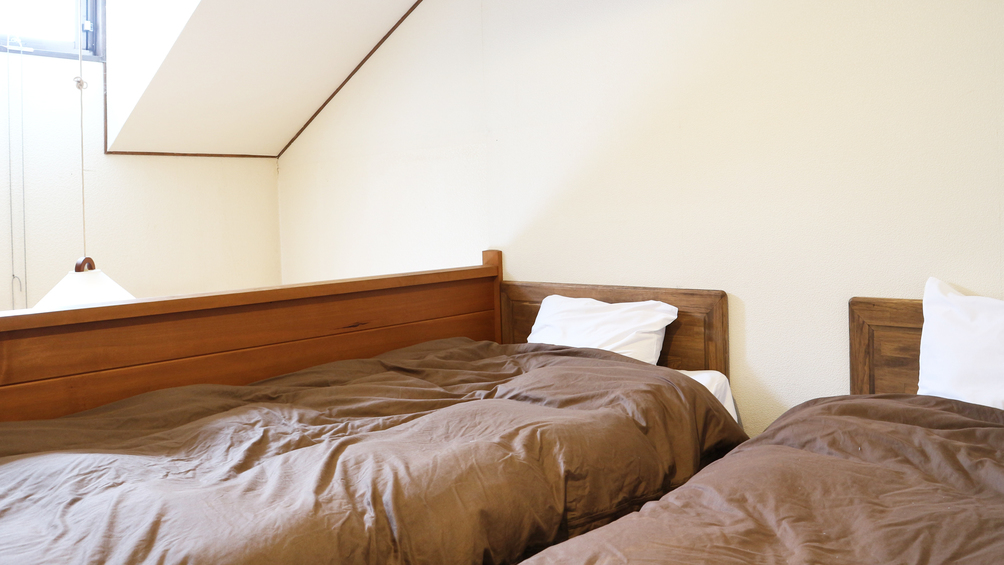 *［洋室フォース／ロフト］シングルベッドを上下２台ずつ台配した16平米のロフト付客室