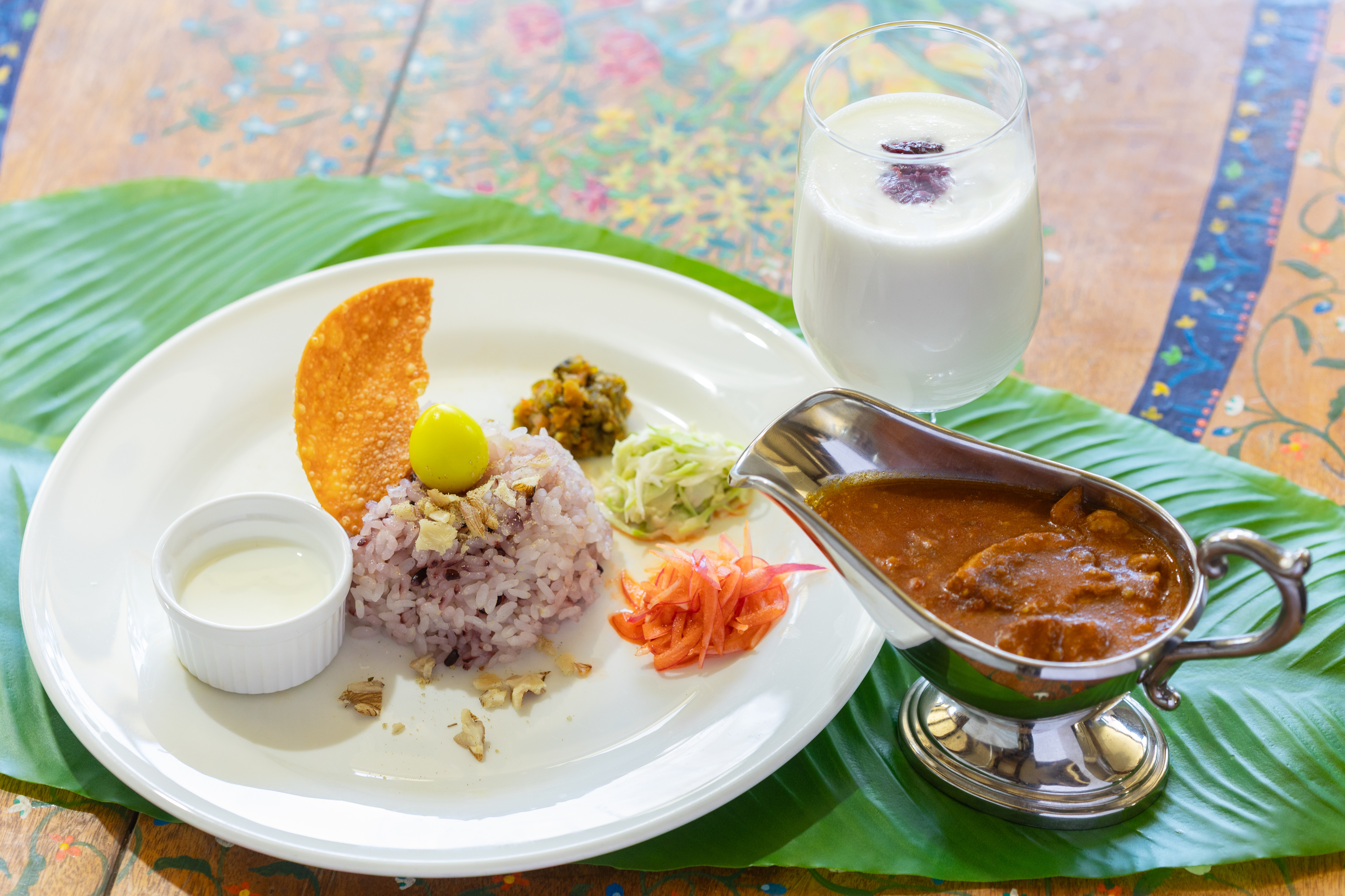 ラウンジレストランでは地産地消のはくば豚の豚バラ煮込みカレーをご提供しております。（レストランは土日