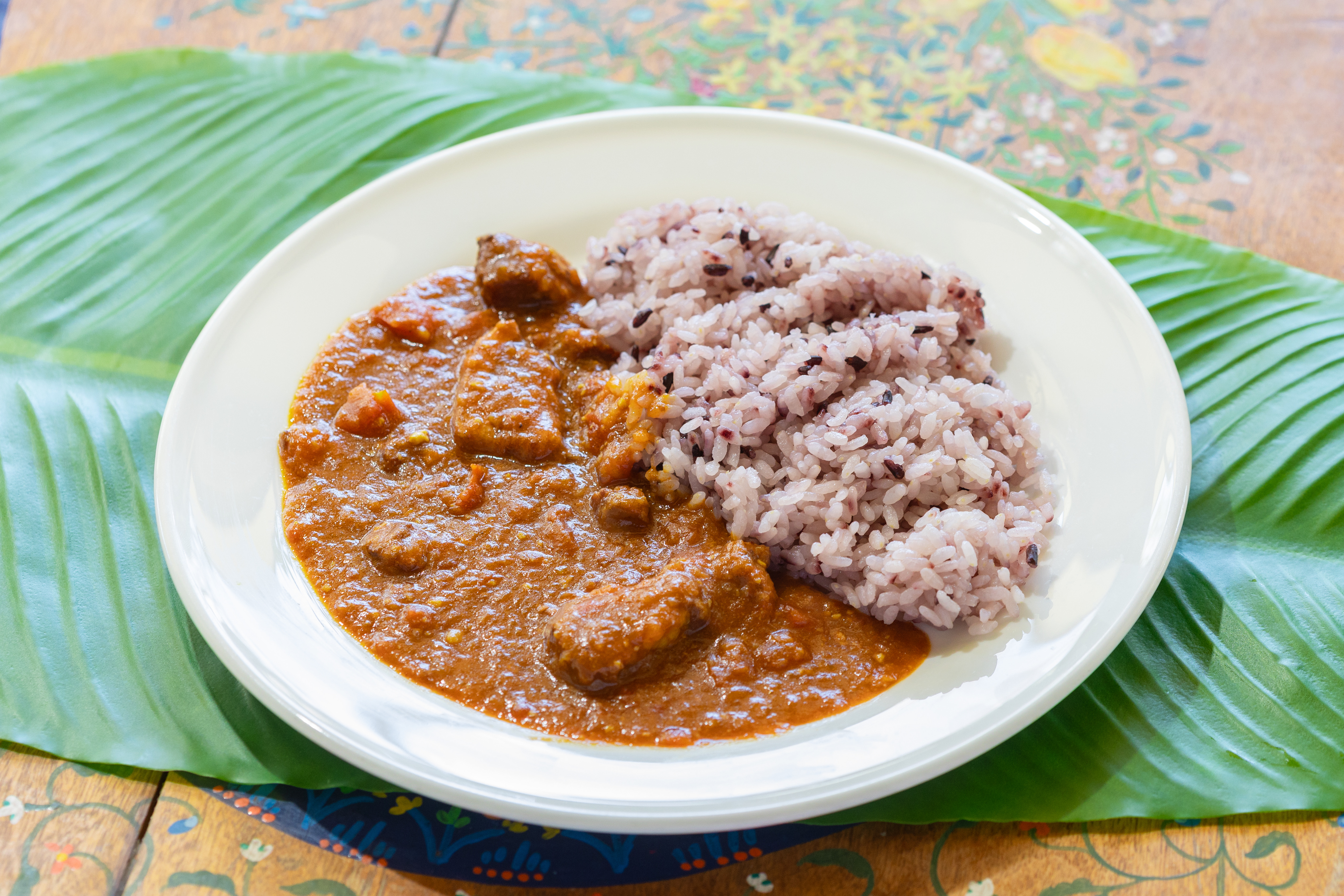 ラウンジレストランでは地産地消のはくば豚の豚バラ煮込みカレーをご提供しております。（レストランは土日