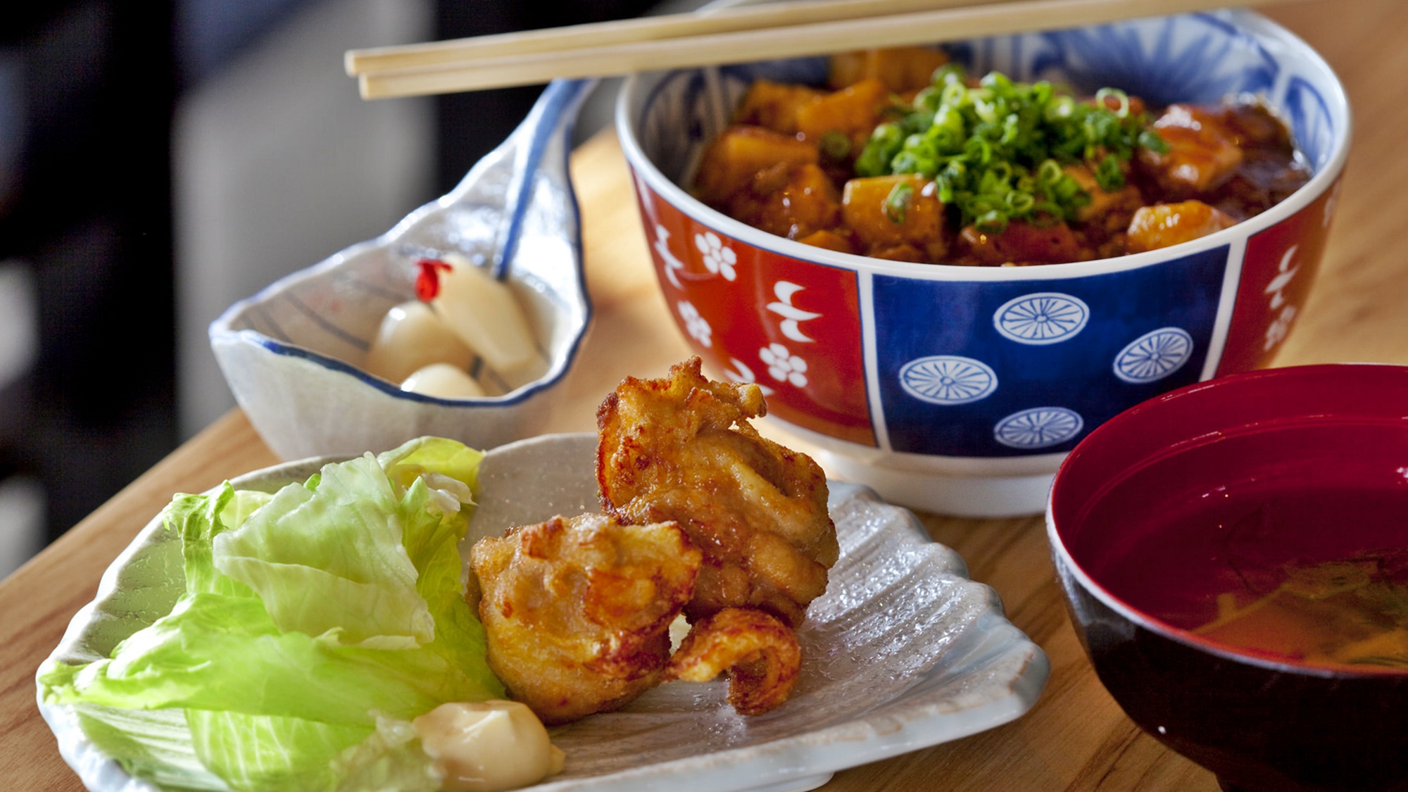 *[北海道郷土料理やん衆天]お肉や海鮮の、種類豊富な丼ぶりメニューも人気。