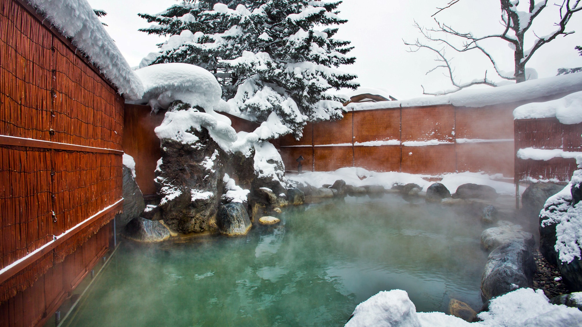 *[グリーンリーフホテル温泉]冬は美しい雪景色の中露天風呂をお楽しみいただけます。