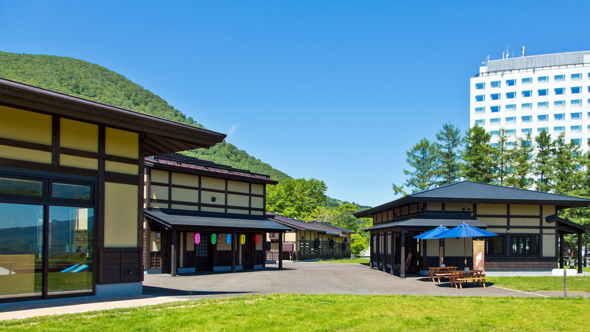 *[ショッピング＆ダイニングエリア/ザ・ビレッジ]日本の町屋建築がテーマの美しい町並みが魅力。