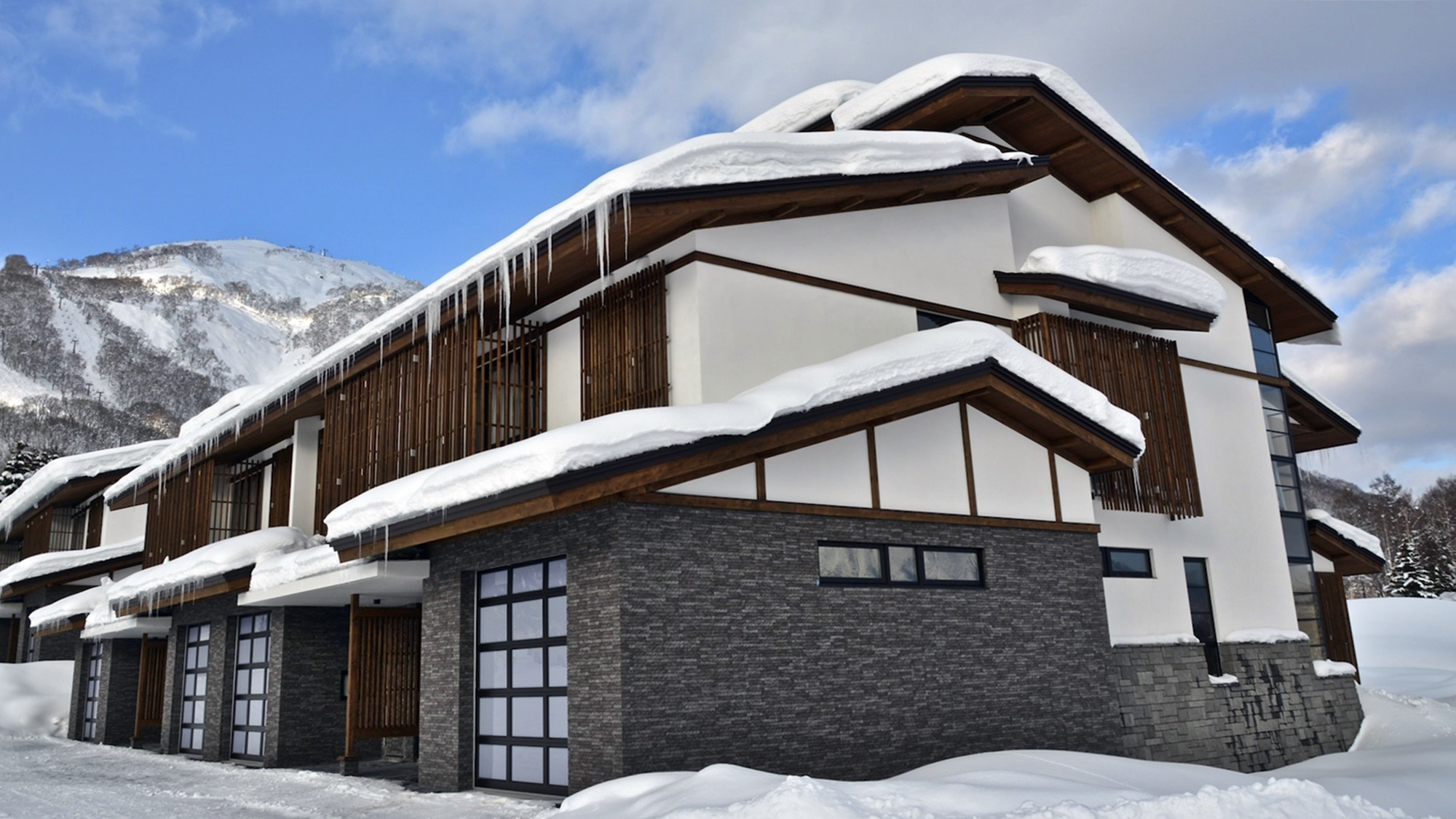 *[外観・冬]屋内車庫や室内スキー用具・ボード置き場完備！寒い冬も快適なリゾート滞在を。