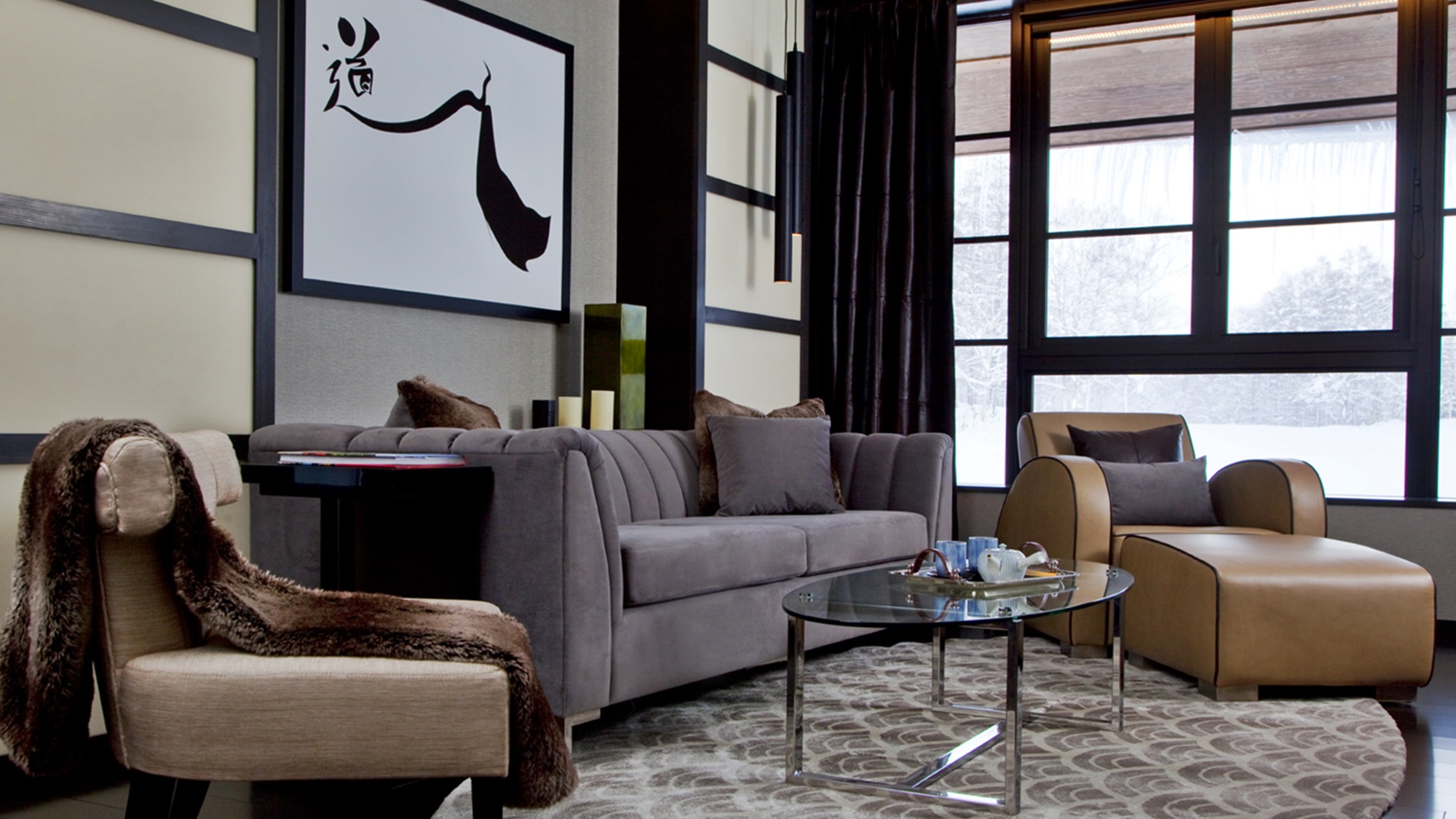 *[2階リビングルーム]豪華なカスタムデザイン家具が並ぶリビングで優雅なひとときをお過ごし下さい。