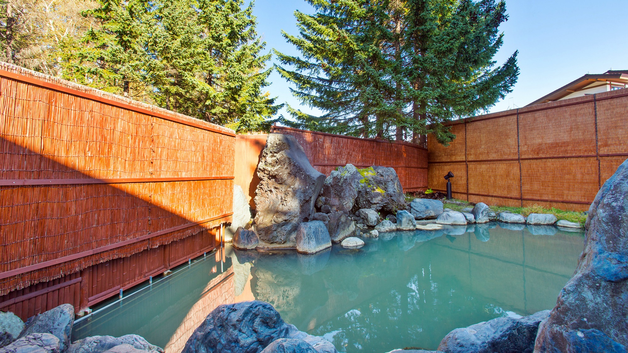 *[グリーンリーフホテル温泉]毎分約270リットルと豊富な温泉が注がれています。