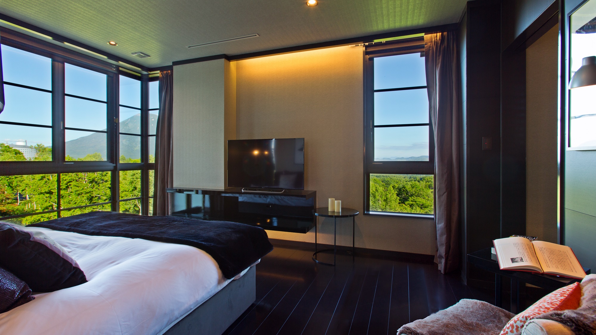 *[1階ベッドルーム]窓が大きくとられた約18.4㎡の寝室。ニセコの自然を眺めておくつろぎ下さい。