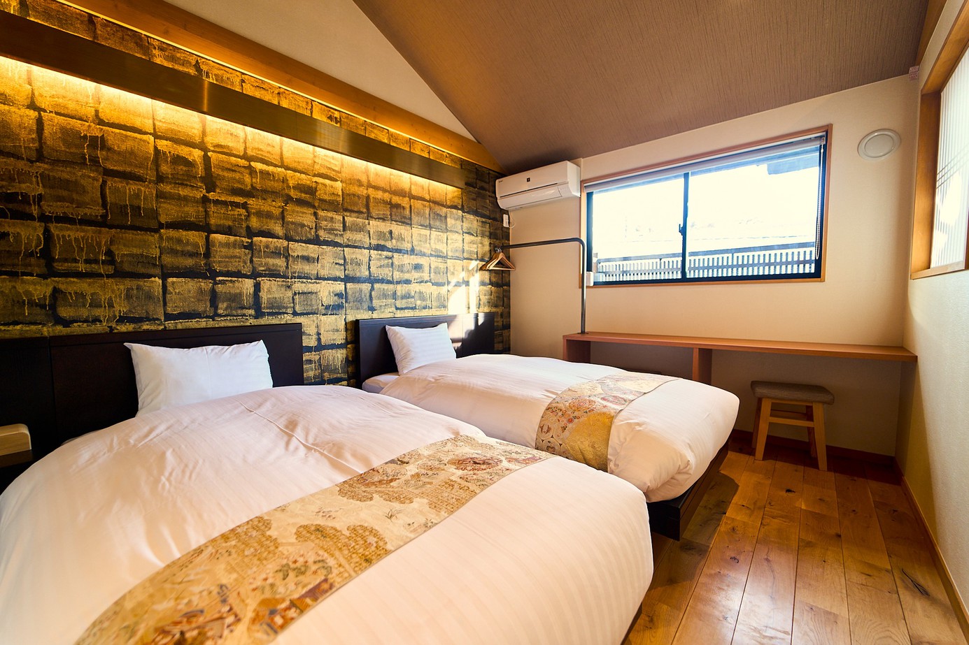 【素泊まり】宿入口から清水寺の三重塔が見える京都らしいお宿　様々な陶器の魅力溢れる1棟貸し町家