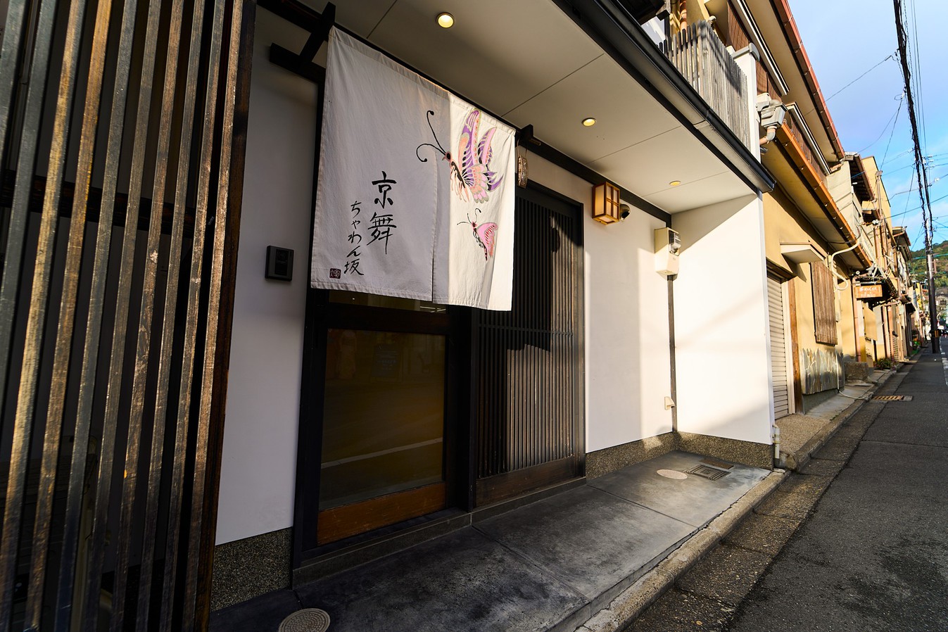 【素泊まり】宿入口から清水寺の三重塔が見える京都らしいお宿　様々な陶器の魅力溢れる1棟貸し町家