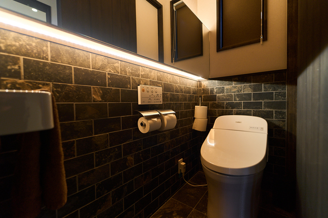 【素泊まり】宿入口から清水寺の三重塔が見える京都らしいお宿　様々な陶器の魅力溢れる1棟貸し町家