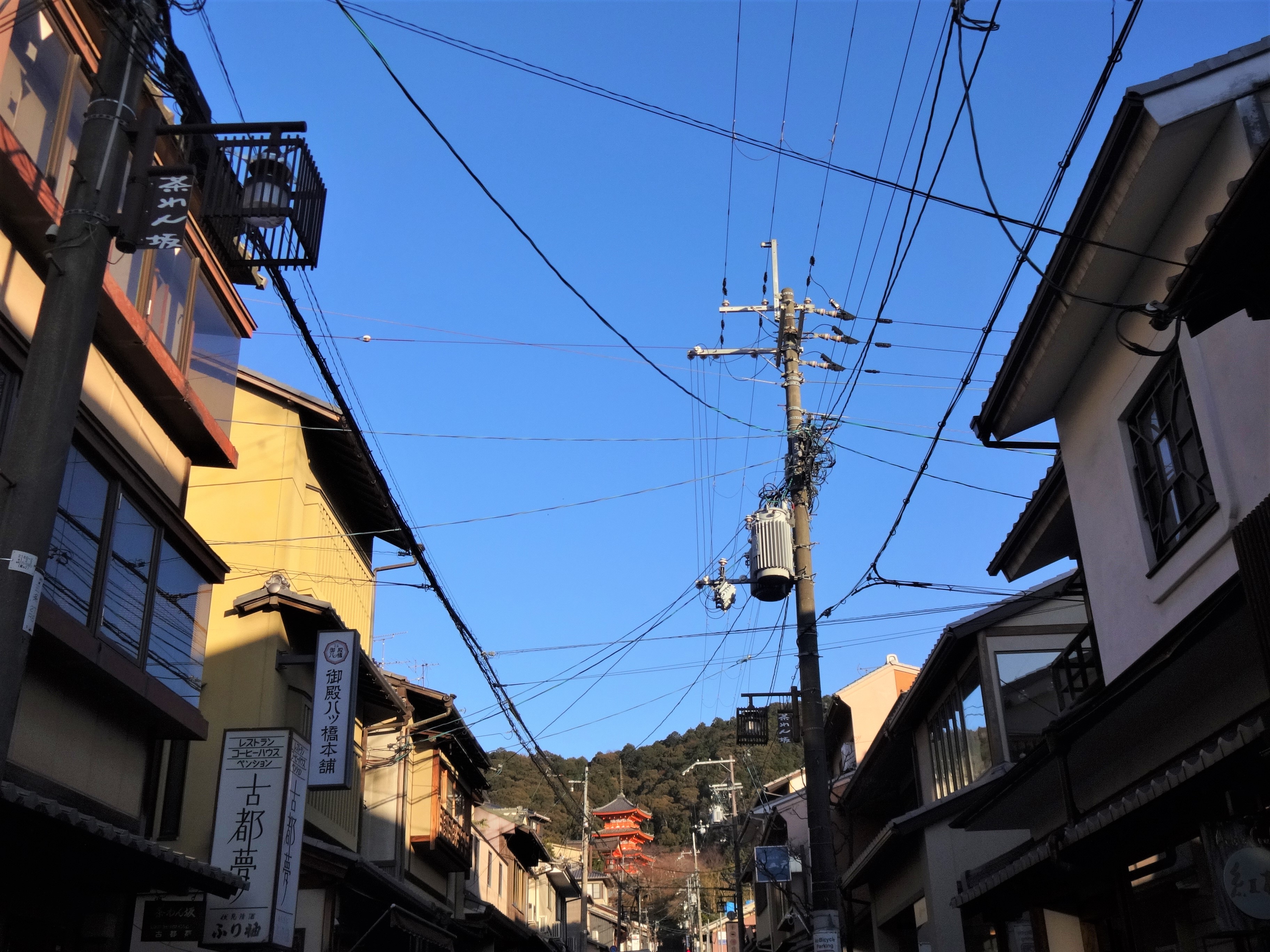 宿を出て少し進むと清水寺の三重塔を正面に臨めます