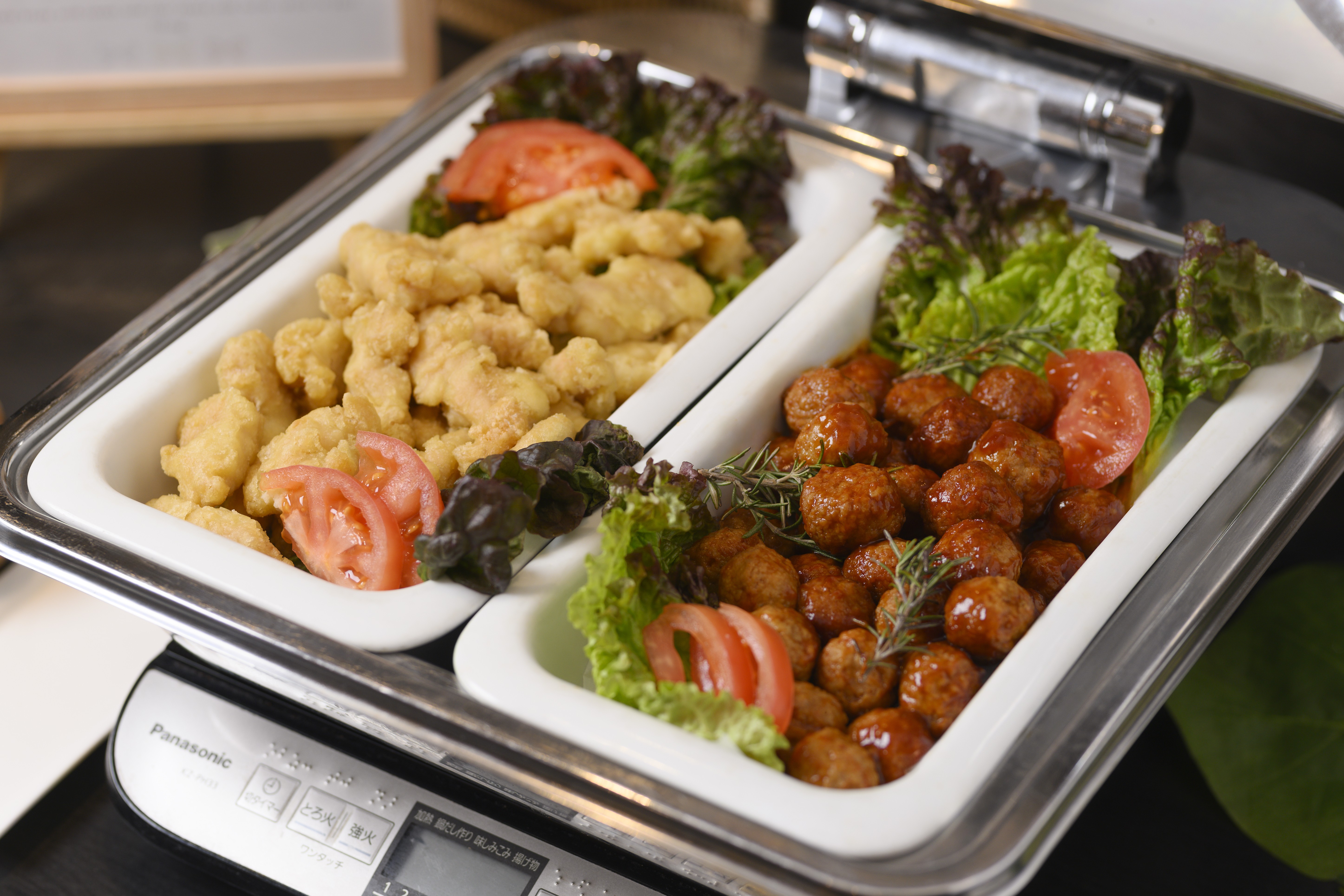 宮崎名物「チキン南蛮」とミートボール（日替わり）