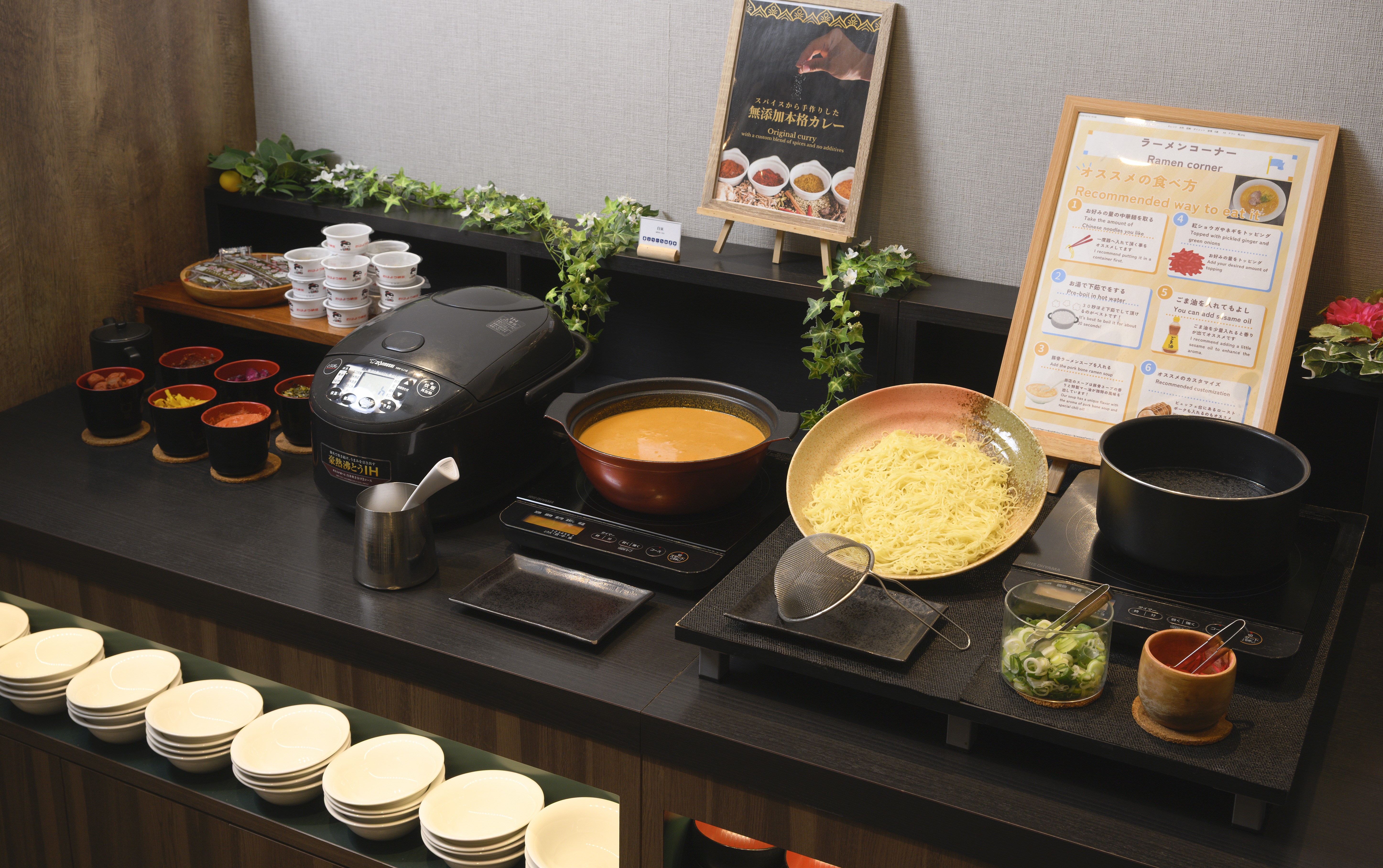 「博多豚骨ラーメンと日替わり自家製スパイスカレー」ご飯のお供も豊富に揃っています