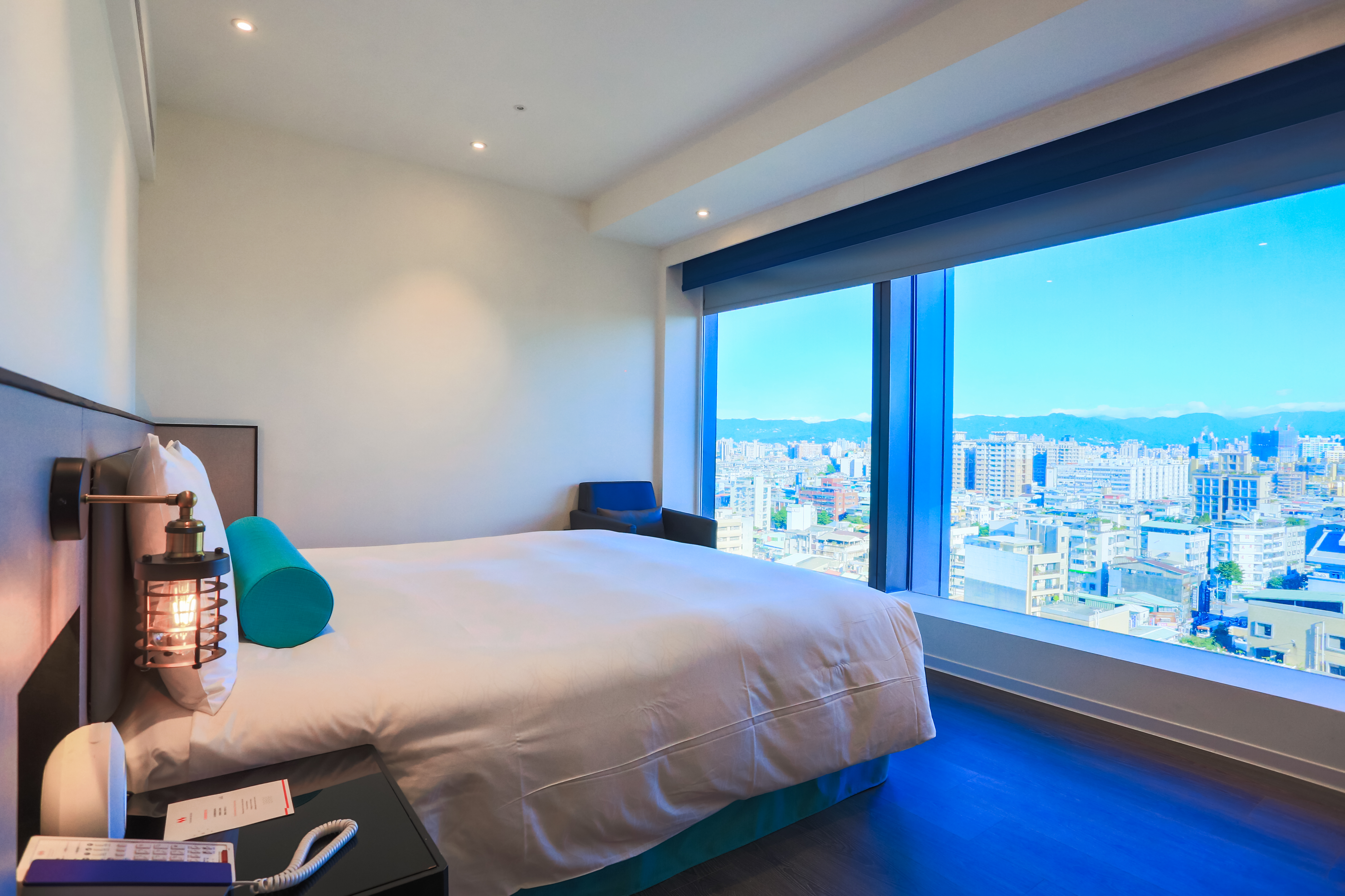 デラックスキングルーム（ライトインダストリー）