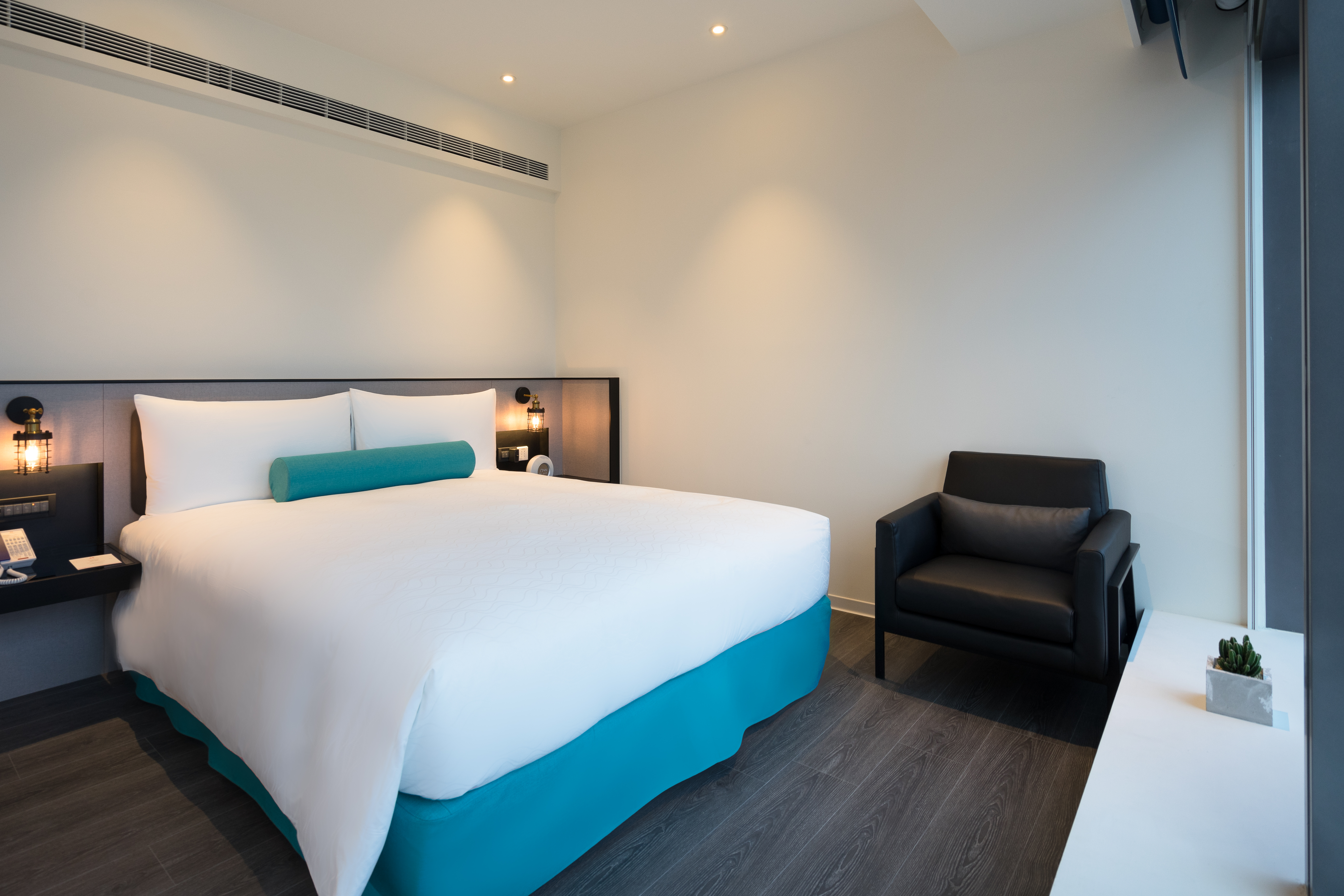 デラックスキングルーム（ライトインダストリー）