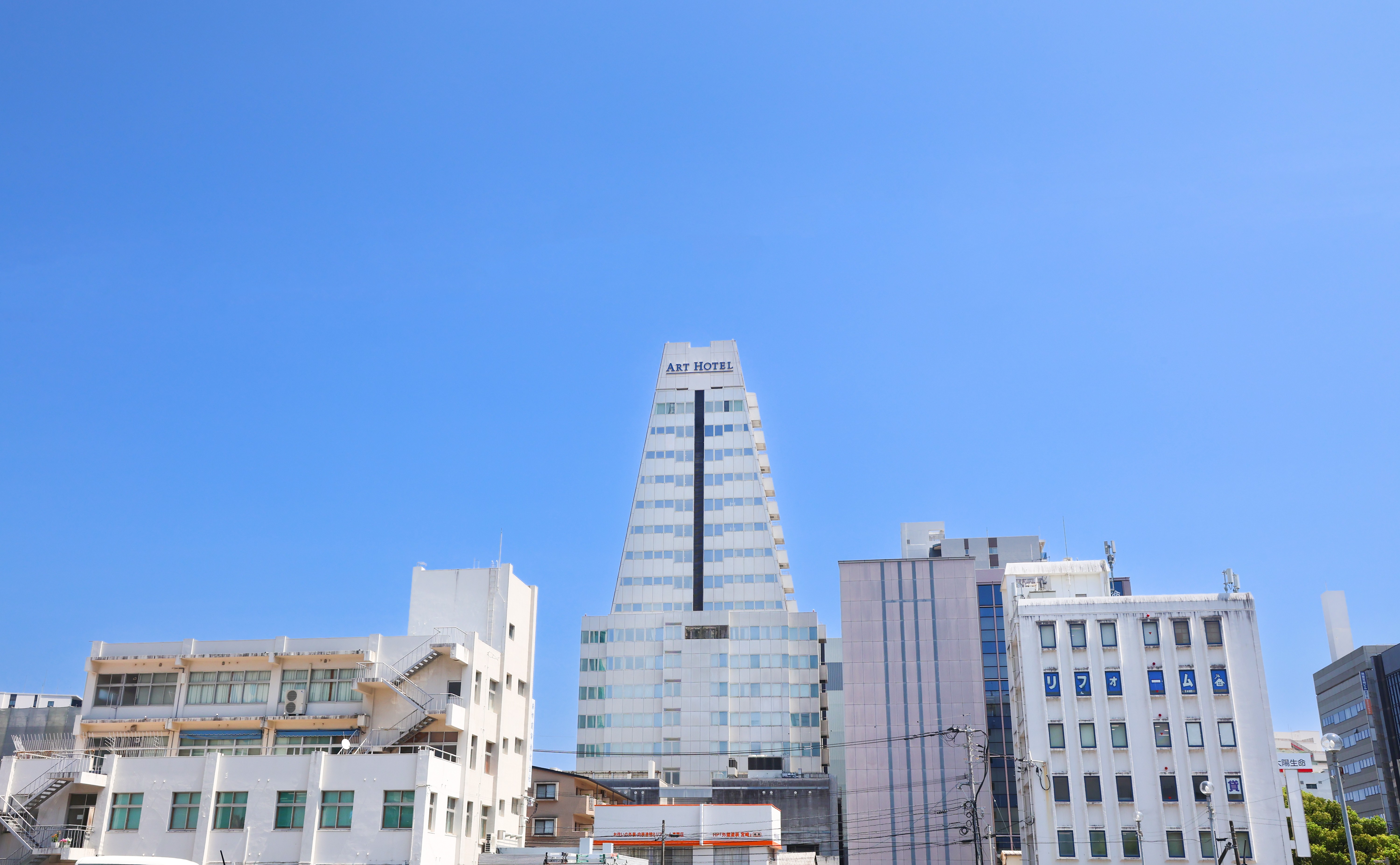 高千穂通沿いから見えるタワー型の外観