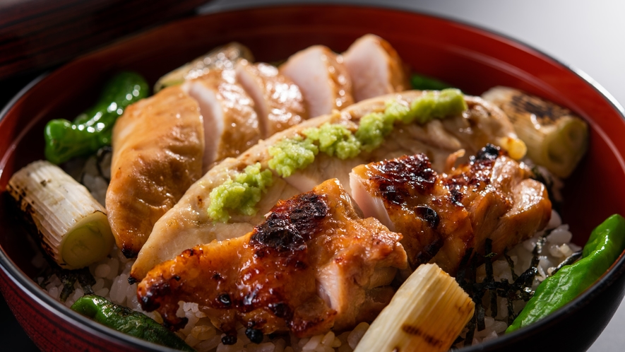ランチ限定◆宮崎産森林鶏の焼き鳥丼。タレはもちろんうなぎのタレを使用し、うなぎ屋の味が楽しめます。