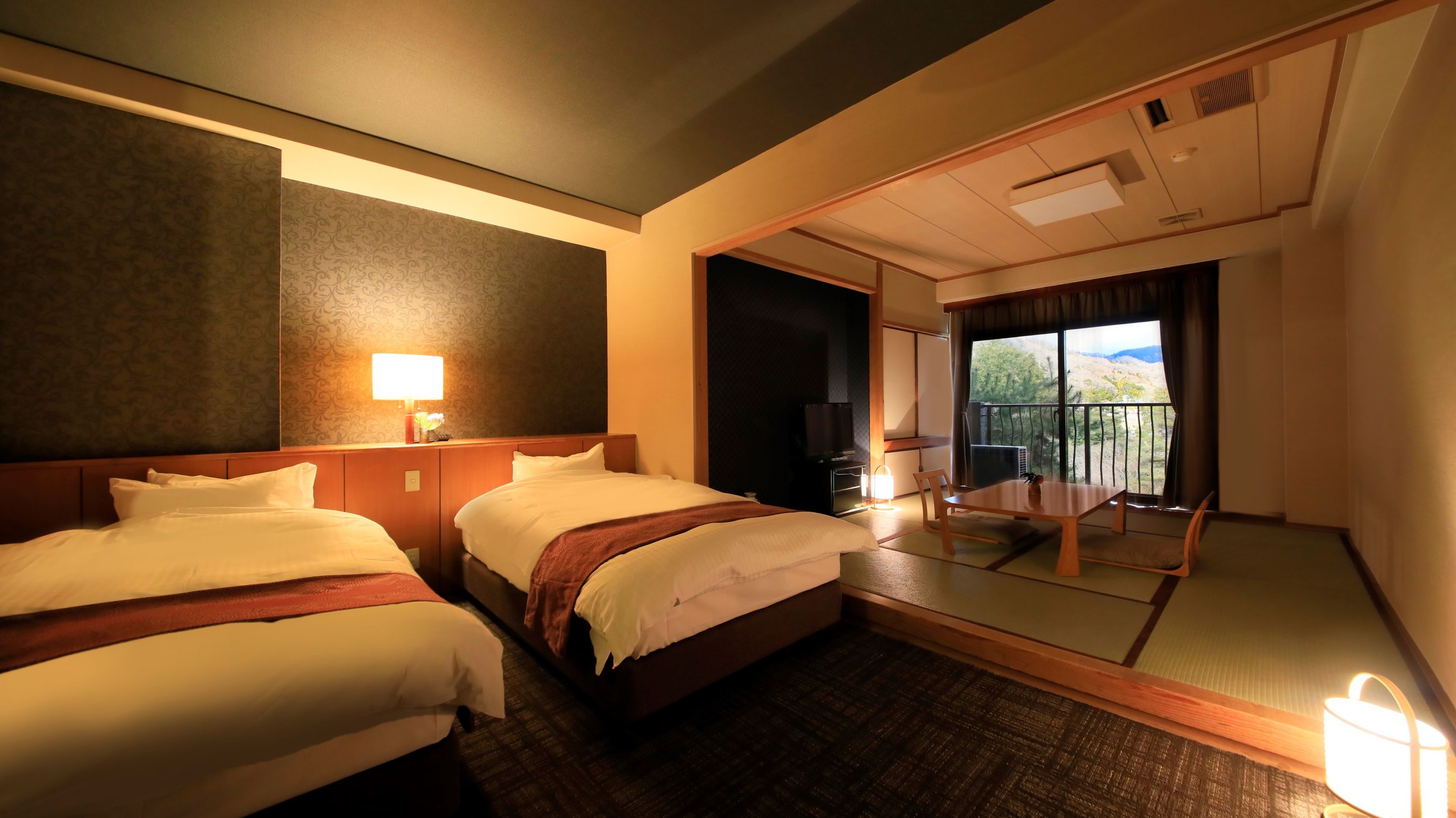 【和洋室】当館自慢の庭園をお楽しみください