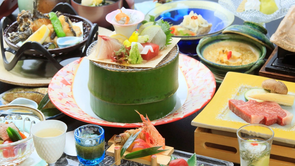 【特選会席・夏】見た目にも涼しく美しい月花コース。※写真は過去の一例です。