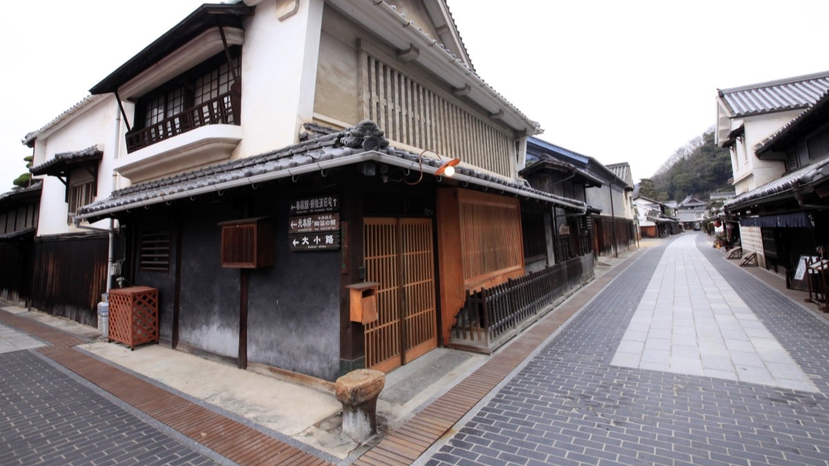 重要伝統的建造物群保存地区にも選定された町並み保存地区。