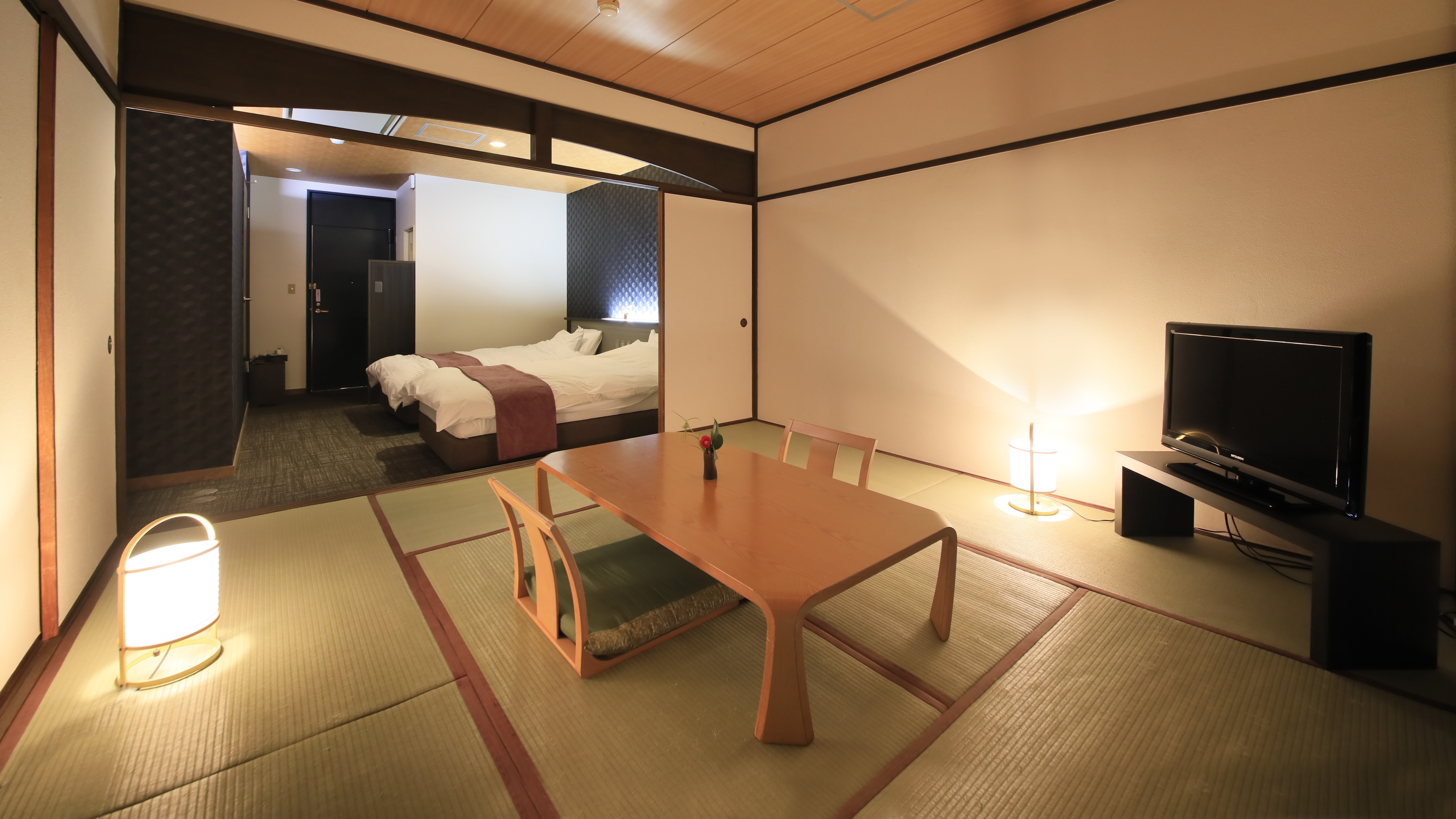 【温泉シャワールーム付き和洋室】和室とベッドルームが融合した和モダンなお部屋。