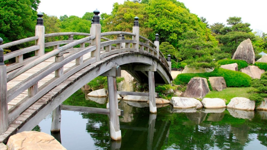 三景園は、広島空港開港を記念して1993年に造られた面積約6ヘクタールの築山池泉回遊式庭園です。