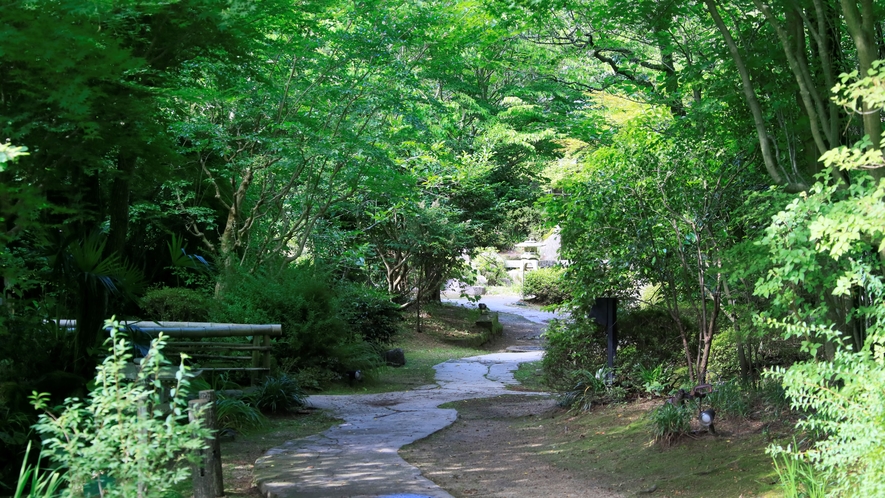 新緑の季節は特に美しい庭園