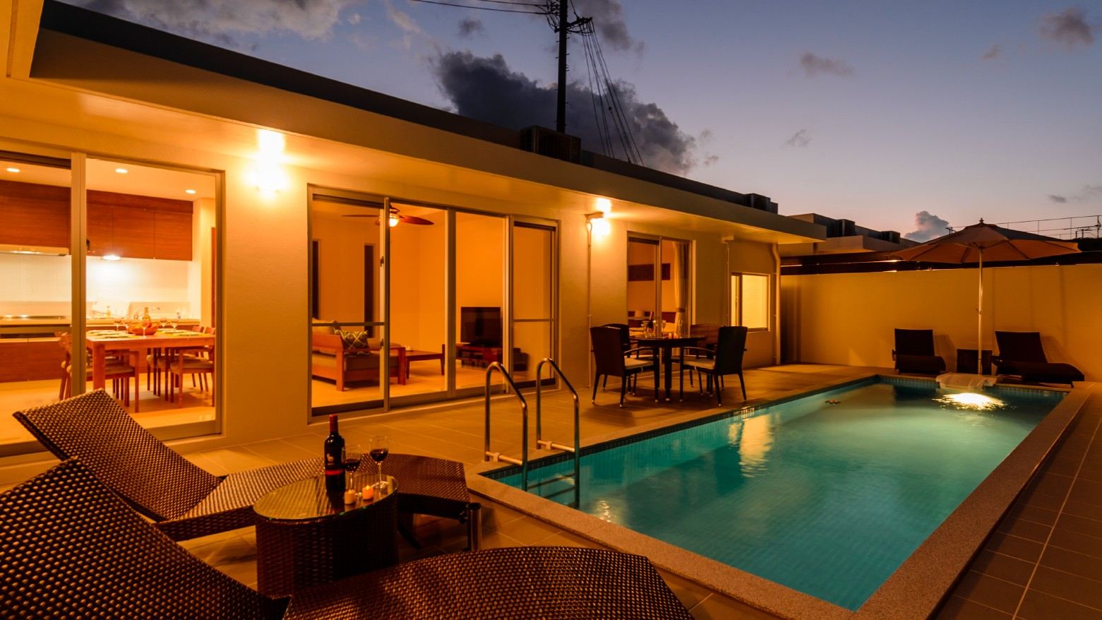 【PLAGE：プライベートプール】夕暮れ時も幻想的！特別な大人のナイトプール体験を。