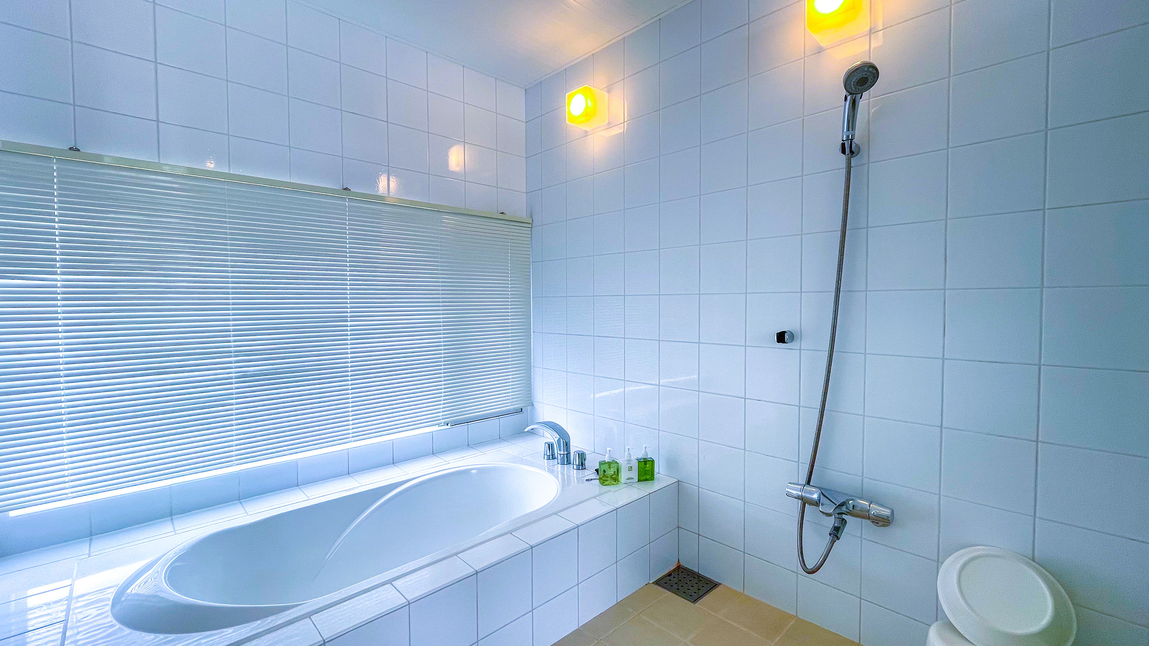 【ORCHID：バスルーム】白を基調としたモダンなバスルーム。快適な設備を完備。