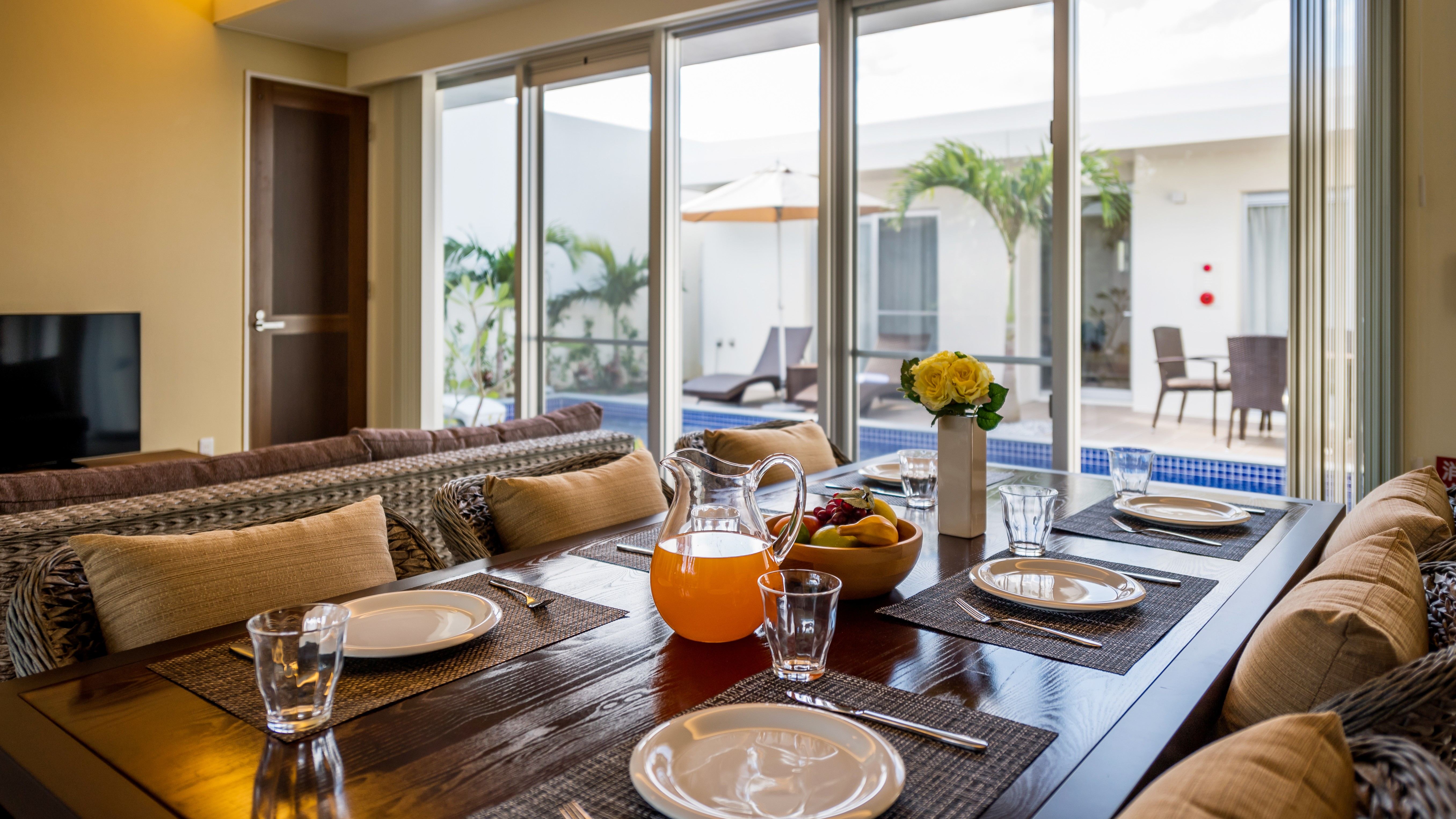 【LOTUS：リビングダイニング】テラスと一体になった広々LDK。みんなで料理や食事を楽しもう。