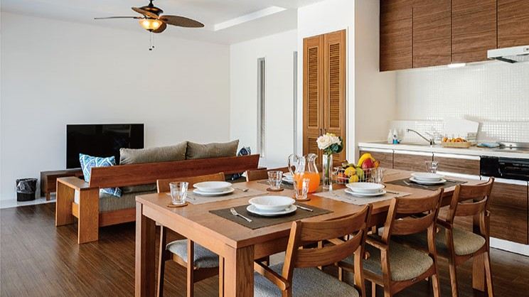 【PLAGE：リビングダイニング】キッチン設備も充実。大人数でも楽しめるコンドミニアムタイプ。