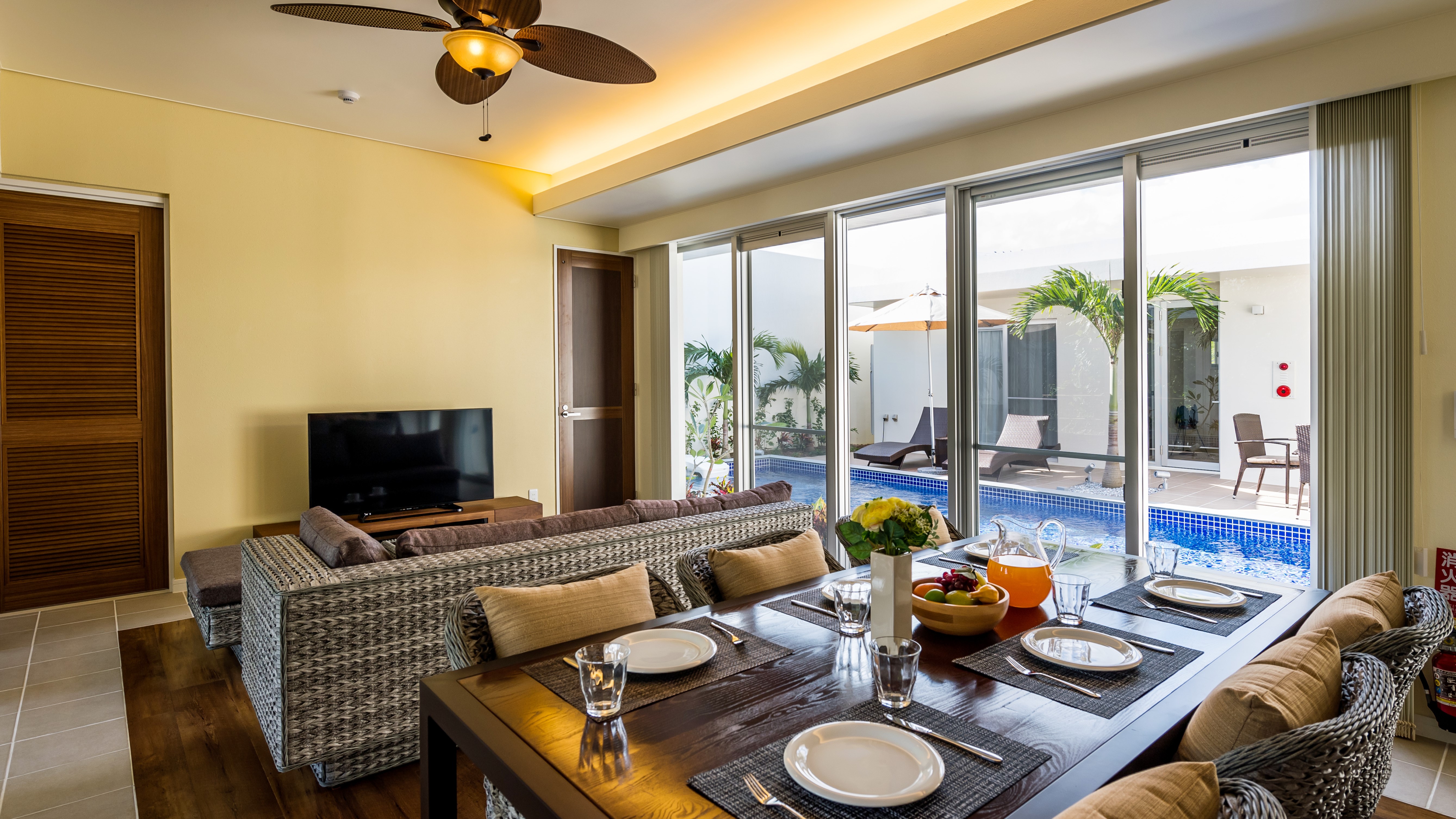 【LOTUS：リビングダイニング】キッチン設備も充実。ホームパーティのような滞在が可能です。