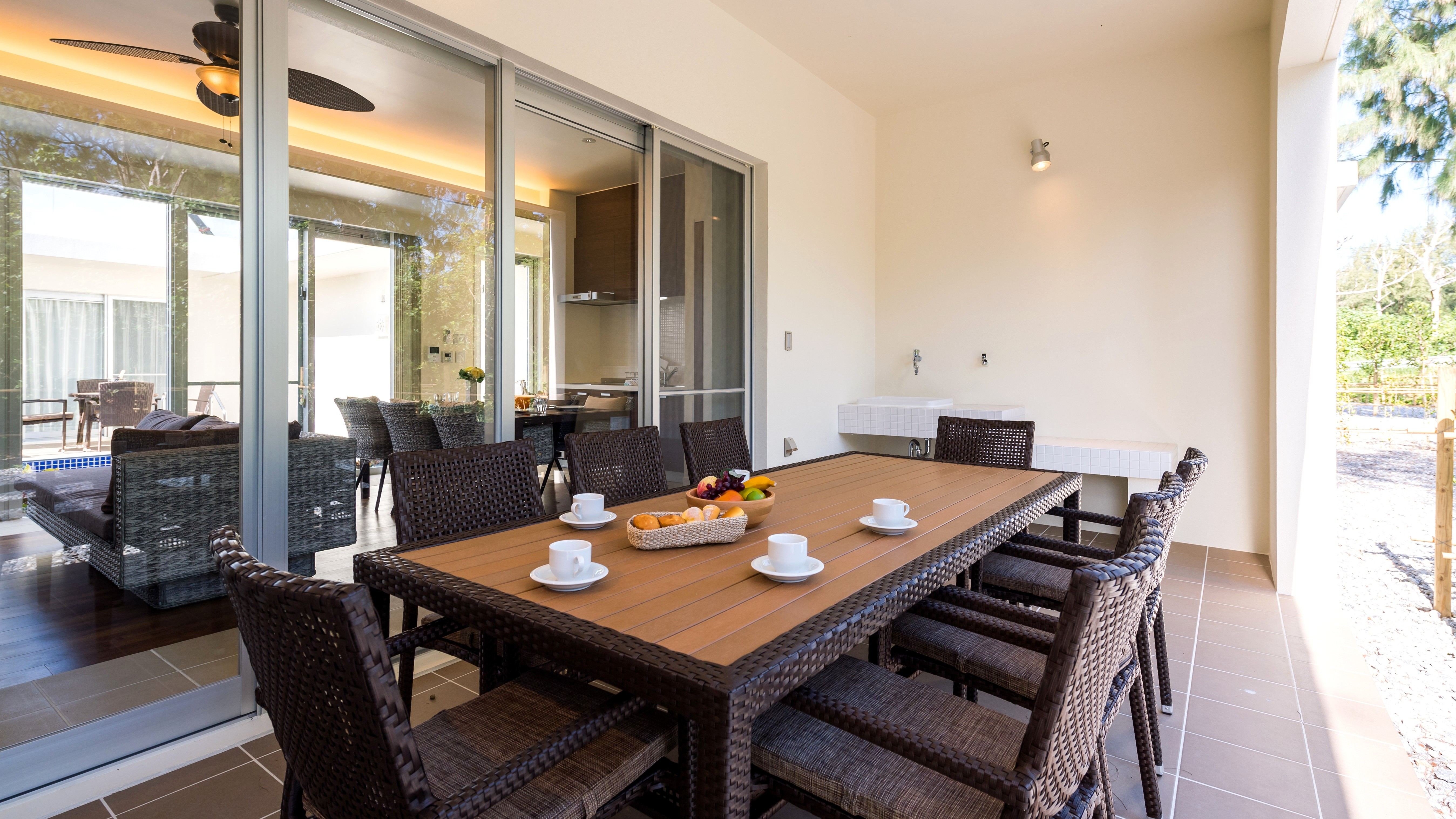 【LOTUS：テラス】BBQなども可能な広々テラス！プールを眺めながら食事を楽しめます。